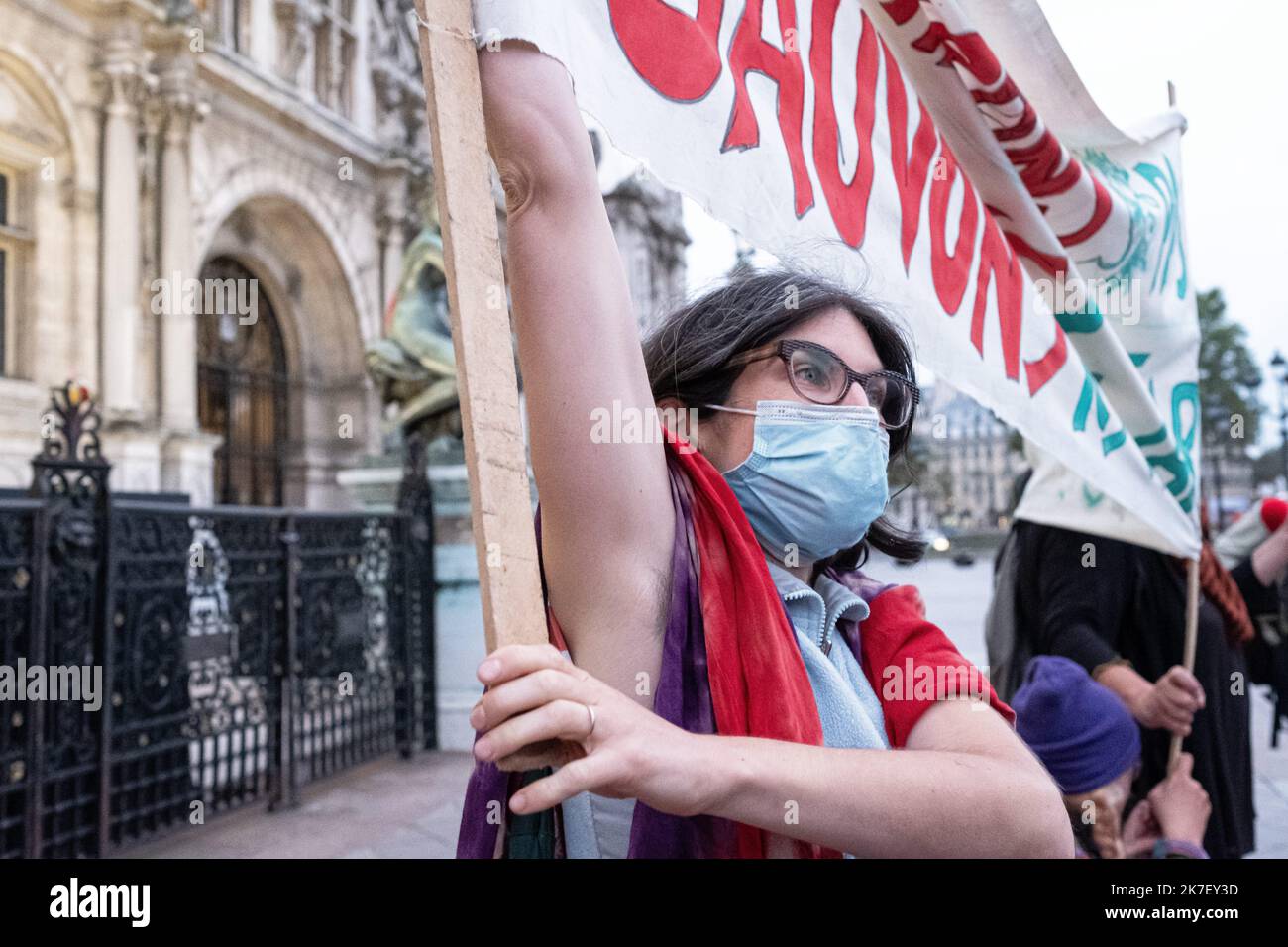 ©Olivier Donnars / Le Pictorium/MAXPPP - Olivier Donnars / Le Pictorium - 20/09/2021 - Frankreich / Paris - des defeneurs des jardins d'Aubervilliers manifest devant l'Hotel de ville de Paris pour approuver la decision le matin meme de la cour administrative d'Appel de Paris qui a decide suspendre le chantier de la piscine d'entrainement des Jeux Olympiques Paris 2024, pour vices de legalite. / 20/09/2021 - Frankreich / Paris - Verteidiger der Gärten von Aubervilliers demonstrieren vor dem Pariser Rathaus, um am selben Morgen dem Verwaltungsgericht von P die Entscheidung zu genehmigen Stockfoto