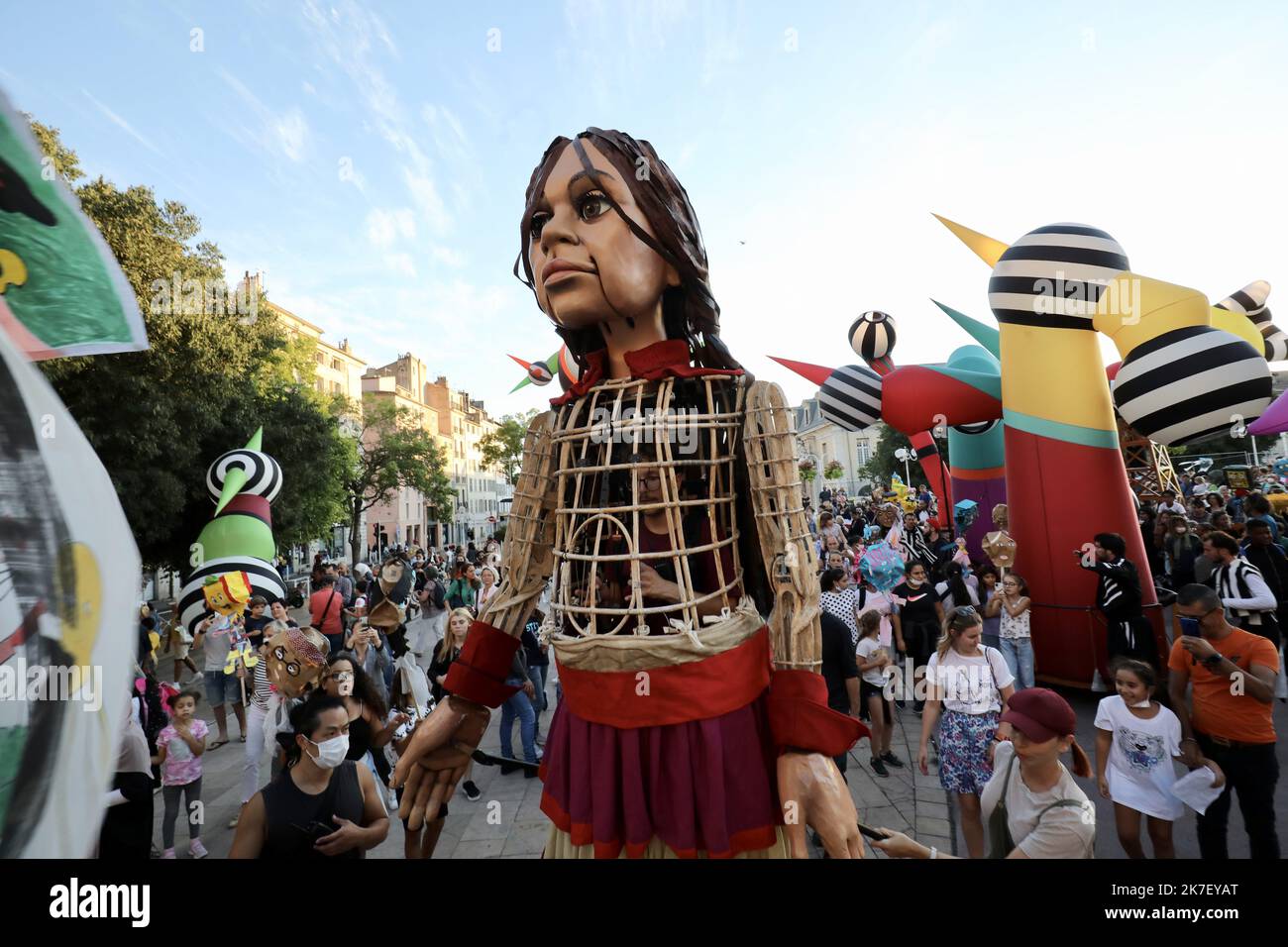 ©PHOTOPQR/NICE MATIN/Luc Boutria ; ; 21/09/2021 ; TOULON defile de la poupee Amal pour la tolerance - Toulon, Frankreich, Sept. 20. 2021. Die Marionette Amal, Symbol aller Flüchtlingskinder, reist durch Europa Stockfoto