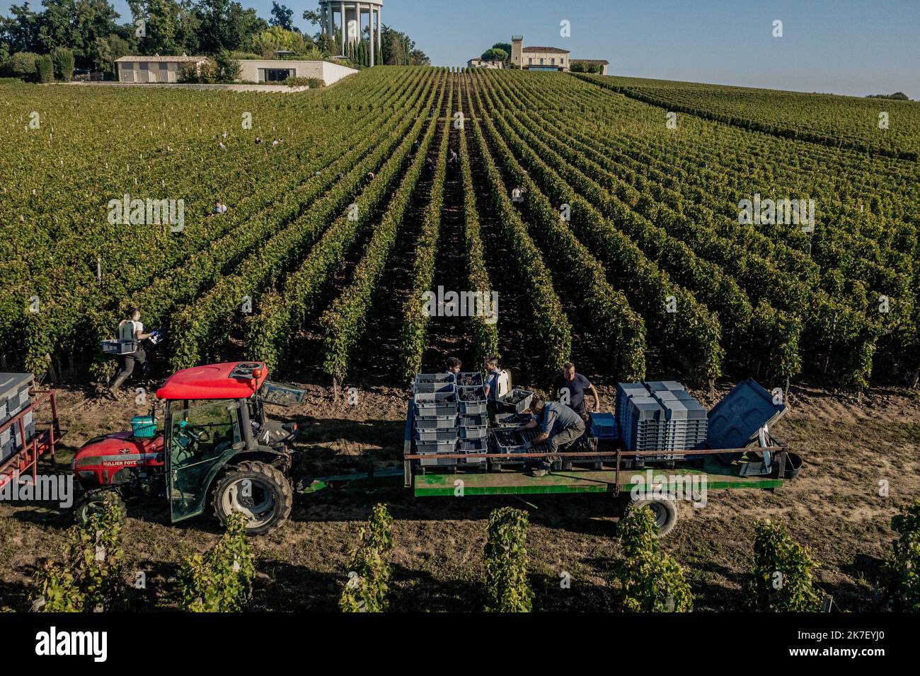 â©PHOTOPQR/Sud OUEST/Guillaume Bonnaud ; Saint-Ã‰milion Bordeaux ; 23/09/2021 ; LE 23 SEPTEMBRE 2021 / A SAINT EMILION / VENDANGES DES ROUGES AU CHATEAU TROPLONG MONDOT A SAINT-EMILION / 1 er GRAND CRU CLASSE SAINT-EMILION / Ph Guillaume Bonnaud / VUE PAR DRONE - Saint-Emilion Sept 23 2021 Stockfoto