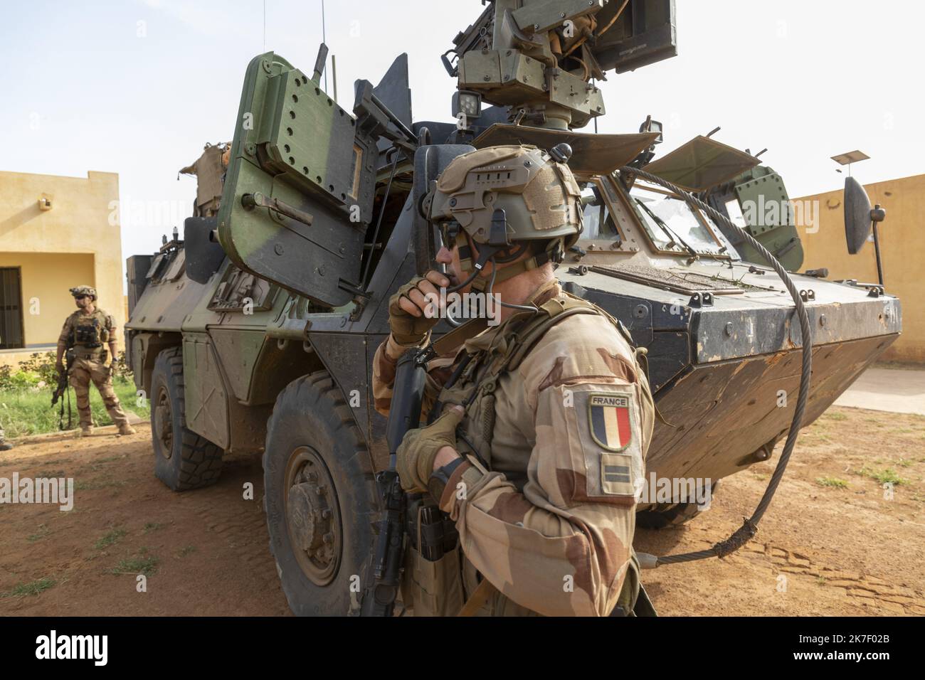 â©PHOTOPQR/LA PROVENCE/SPEICH FrÃ©dÃ©ric ; Menaka ; 14/09/2021 ; Reportage sur l'OpÃ©ration militaire Barkhane et l'OpÃ©ration Takuba (Task Force internationale) Lutte contre les Groupes ArmÃ©s Terroristes (GAT) djihadistes dans la BSS (Bande Sahelo Saharienne) Base OpÃ©rationnelle AvancÃ©e (BAO) de MÃ©naka des Soldats du 27e BCA Bataillon de Chasseur Alpins et du 2e REG RÃ©giment Etranger de GÃ©nie Ã©quipÃ©s de VAB VÃ©hicule de l'Avant BlindÃ© assurent la Protection d'une rÃ©Union sur la SÃ©curitÃ© au gouvernorat de MÃ©naka. RÃ©Union Ã laquelle participent des reprÃ©sentants de la Minusma (O Stockfoto