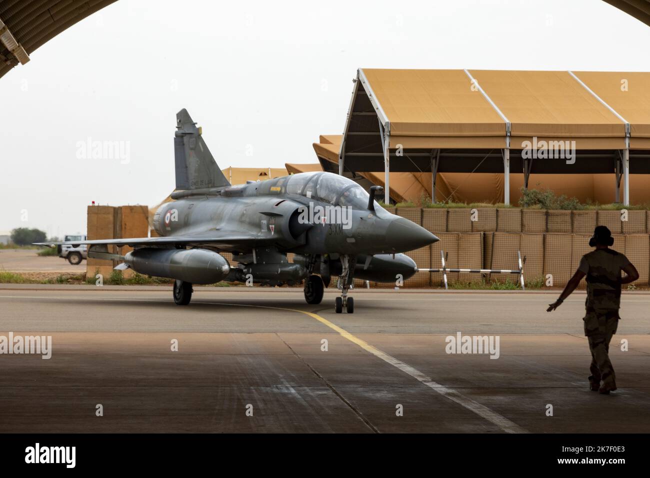 â©PHOTOPQR/LA PROVENCE/SPEICH FrÃ©dÃ©ric ; Niamey ; 12/09/2021 ; Reportage sur l'OpÃ©ration militaire Barkhane Lutte contre les Groupes ArmÃ©s Terroristes (GAT) djihadistes dans la BSS (Bande Sahelo Saharienne) Mirage 2000D du 3/3 Ardennes du DÃ©tachement chasse au retour de Mission Niuba sur l'aÃ©roport (Integriert in die Operation Barkhane), basierend auf der Advanced Operational Base (BAO) von MÃ©naka, um Soldaten der malischen Streitkräfte auszubilden und gegen dschihadistische bewaffnete Terrorgruppen (GAT) in der BSS (Sahelo Band) Sahara im Nordosten Malis in der Nähe der Nige zu kämpfen Stockfoto