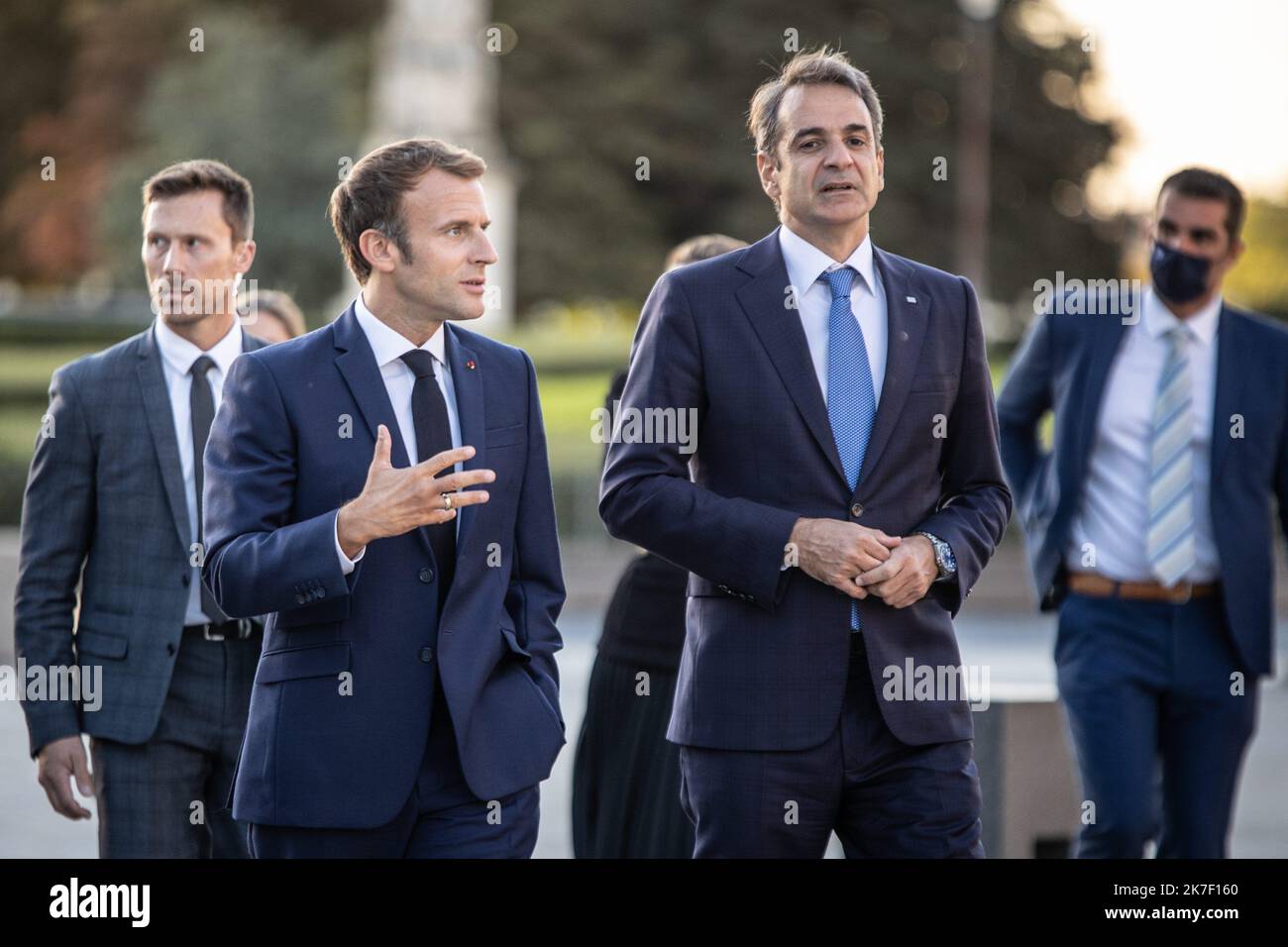 ©Sadak Souici / Le Pictorium/MAXPPP - Sadak Souici / Le Pictorium - 27/09/2021 - Frankreich / Ile-de-France / Paris - Emmanuel Macron et le Premier ministre grec Kyriakos Mitsotakis se sont retrouves ce lundi 27 septembre au musee du Louvre, a Paris. Les deux dirigeants ont inauguree l'Exposition « Paris-Athenes. Naissance de la Grece Moderne », a l'occasion du bicentenaire de la guerre de Liberation de 1821. / 27/09/2021 - Frankreich / Ile-de-France (Region) / Paris - Emmanuel Macron und der griechische Premierminister Kyriakos Mitsotakis trafen sich am Montag, den 27. September, im Louvre in Paris. Die beiden Anführer Stockfoto