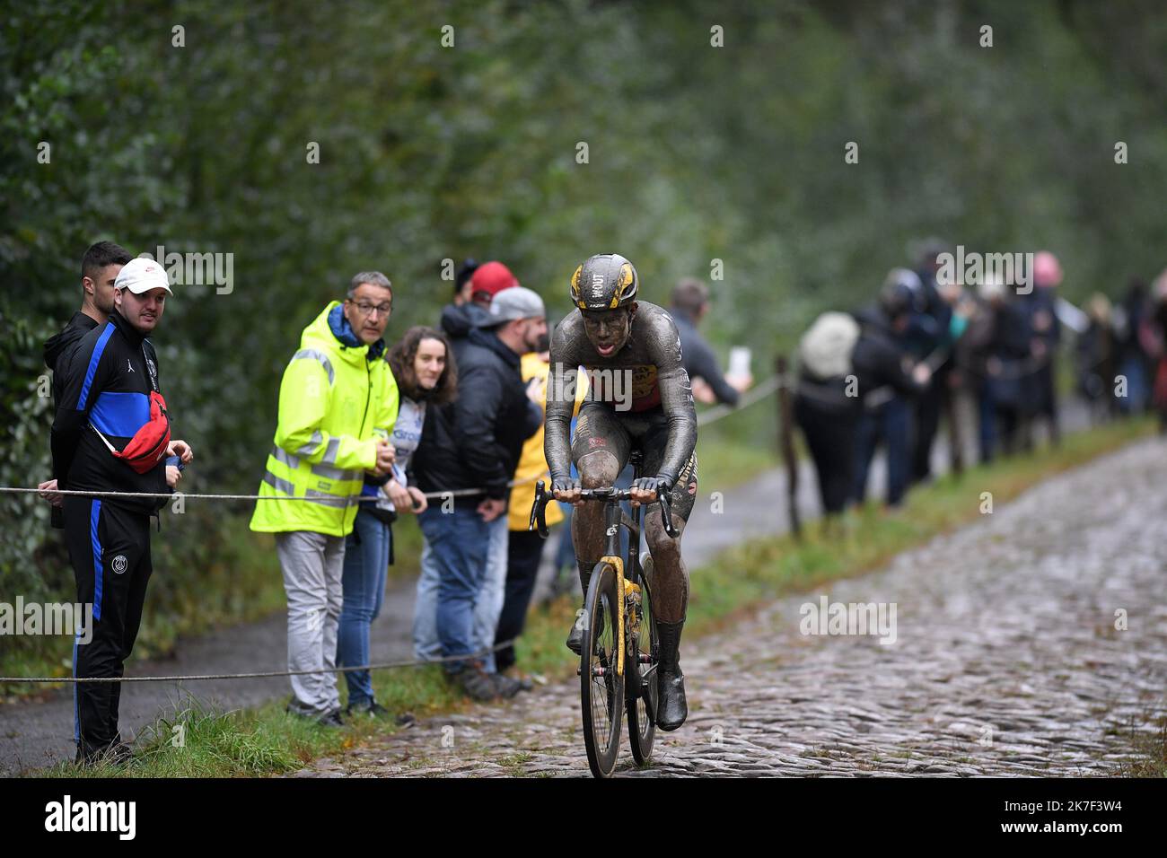 ©PHOTOPQR/VOIX DU NORD/PIERRE ROUANET ; 03/10/2021 ; 03/10/2021. 118E édition de la course cycliste Paris-Roubaix (L'enfer du Nord), reportée au Premier week-end d'octobre (covid). Ambiance et Passage des coureurs sur les pavés mouillés de la Trouée d'Arenberg (drève des boules d'Hérin). Wout Van Aert. FOTO PIERRE ROUANET LA VOIX DU NORD - 2021/10/03. Matschige Atmosphäre auf dem Radrennen von Paris Roubaix. Stockfoto