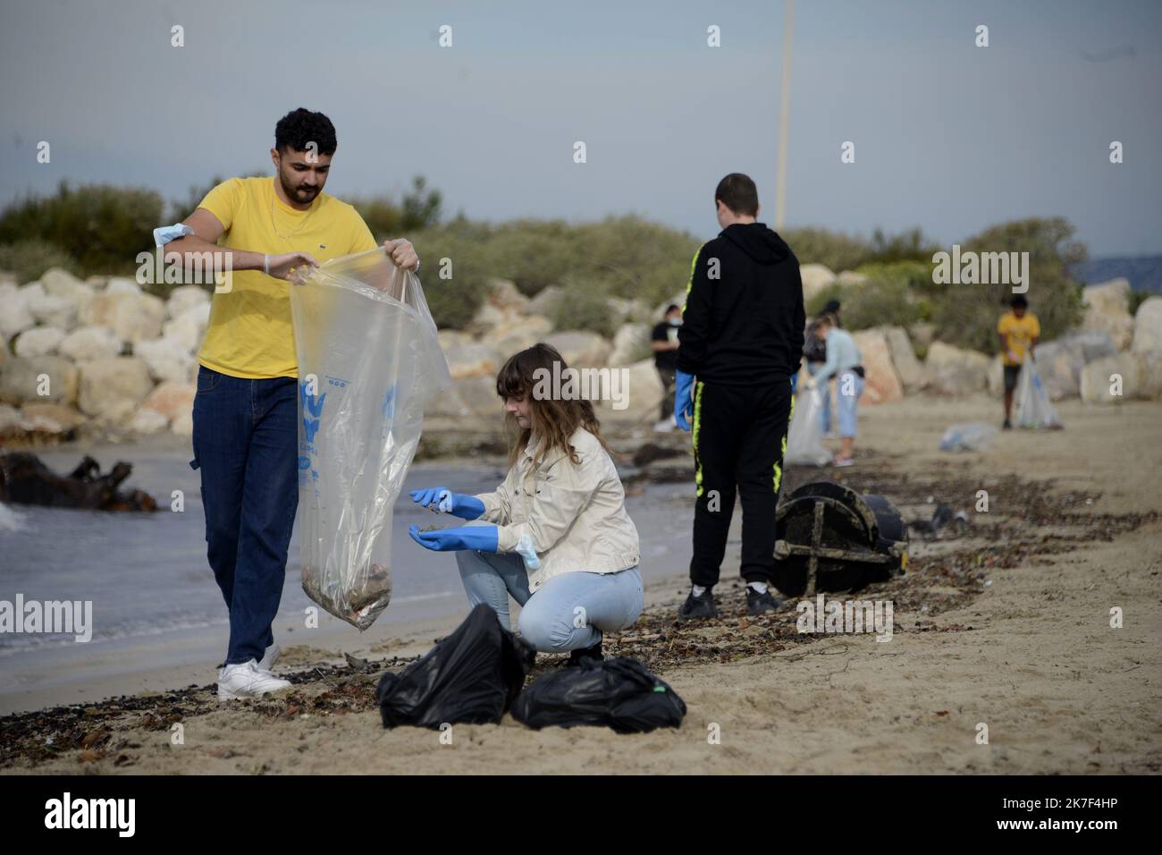 â©PHOTOPQR/LA PROVENCE/FRANCK PENNANT ; Marseille ; 05/10/2021 ; A la Suite des fortes intempÃ©ries qui ont frappÃ© Marseille le 4 octobre 2021, les plages du Littoral Sud sont jonchÃ©es de dechets en tout Genre . iÃ§i, des citoyens et des Agents de la Metropole Aix Marseille nettoyent la Plage de l'Huveaune dite Epluchures Beach - infolge des Unwetters und der Überschwemmungen während des Streiks der Müllsammler, der Marseille am 4. Oktober 2021 heimgesucht hat, Die Strände der Südküste sind mit allen Arten von Abfall übersät. Stockfoto