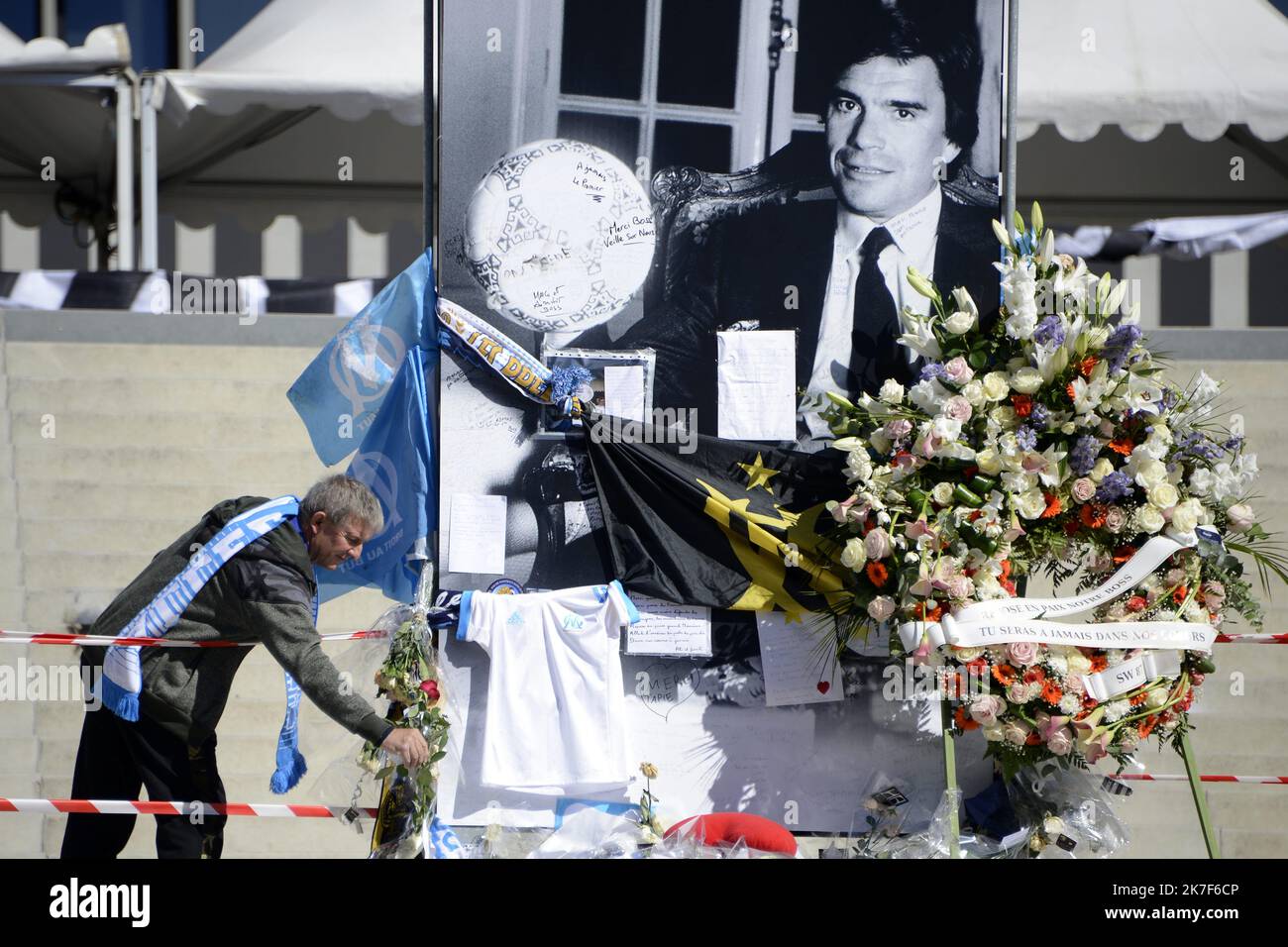 Â©PHOTOPQR/LA PROVENCE/FRANCK PENNANT ; MARSEILLE ; 07/10/2021 ; Hommage des Supporters de l' Olympique de Marseille (OM) A Bernard Tapie au stade Velodrome de Marseille die Unterstützer von Olympique Marseille zollen Bernard Tapie Tribut, ehemaliger Besitzer der französischen Ligue 1 Side Olympique Marseille, Orange Velodrome Stadion in Marseille, Frankreich, 07. Oktober 2021. Bernard Tapie starb im Alter von 78 Jahren an Krebs Stockfoto