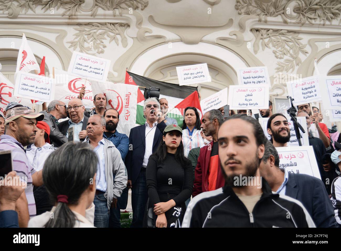 ©Yassine Mahjoub/MAXPPP - Hamma Hammami, Vorsitzende der Arbeiterpartei (C) ... Die Arbeiterpartei organisierte am Samstag, dem 9. Oktober 2021, eine Demonstration vor dem Stadttheater in Tunis, um Òpopular democracyÓ zu verteidigen. "Weder Populismus, weder Islamisten noch Destouriens, die Volksdemokratie ist die Lösung", lautet der Slogan der Demonstration.Foto: Yassine Mahjoub Stockfoto