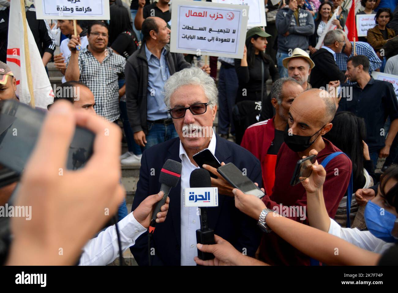 ©Yassine Mahjoub/MAXPPP - die Vorsitzende der Arbeiterpartei Hamma Hammami gibt eine Erklärung vor der Presse ab ... Die Arbeiterpartei organisierte am Samstag, dem 9. Oktober 2021, eine Demonstration vor dem Stadttheater in Tunis, um Òpopular democracyÓ zu verteidigen. "Weder Populismus, weder Islamisten noch Destouriens, die Volksdemokratie ist die Lösung", lautet der Slogan der Demonstration.Foto: Yassine Mahjoub Stockfoto