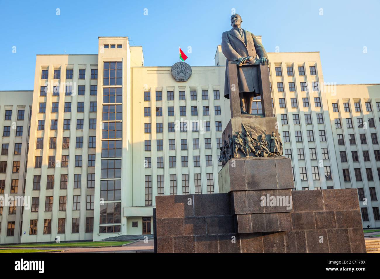 Sowjetischer Lenin und belarussisches Parlament, Unabhängigkeitsplatz in Minsk, Weißrussland Stockfoto