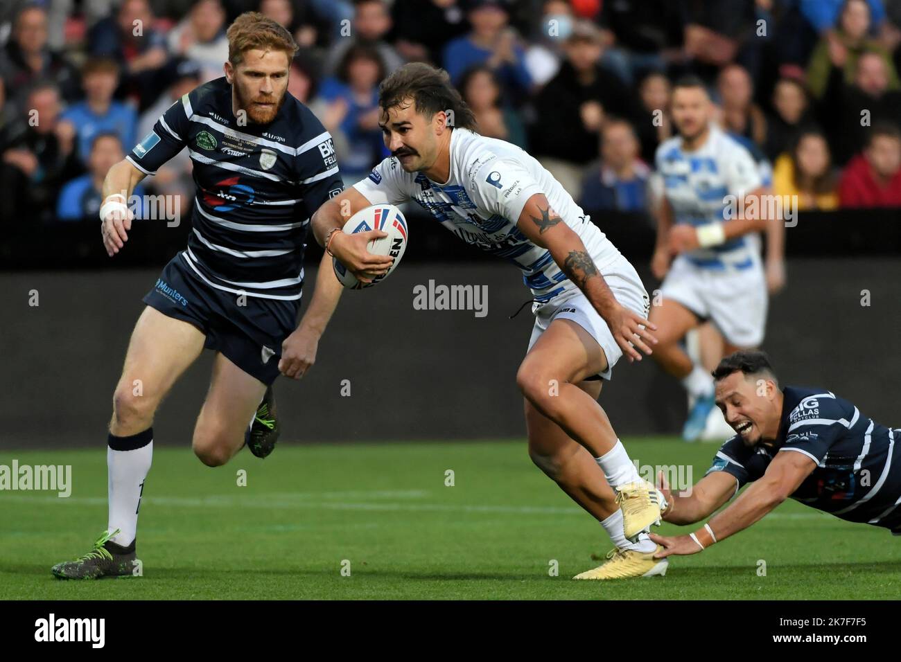©PHOTOPQR/LA DEPECHE DU MIDI/VALENTINE CHAPUIS ; TOULOUSE ; 10/10/2021 ; RUGBY XIII SAISON 2021 2022 / FINALE DE CHAMPIONSHIP / LE TOULOUSE OLYMPIQUE TO XIII ( MAILLOT BLANC ) A RECU FEATHERSTONE ROVERS AU STADE ERNEST WALLON / VICTOIRE TO XIII OKT 10TH 2021 RUGBY XIII CHAMPIONSHIP FINALE : Toulouse vs. Featherstone Rovers Stockfoto
