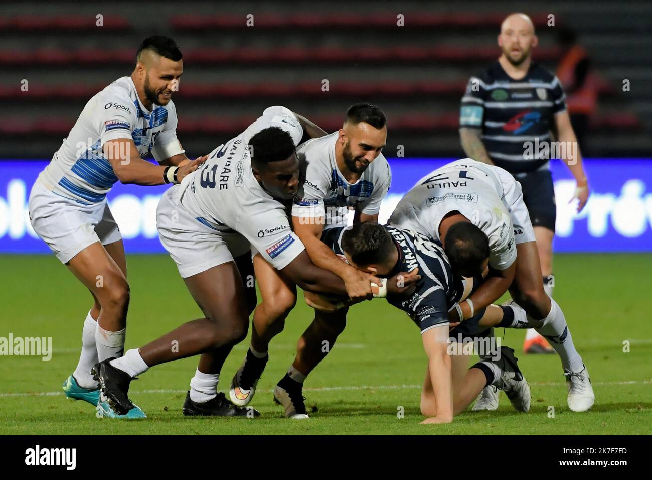 ©PHOTOPQR/LA DEPECHE DU MIDI/VALENTINE CHAPUIS ; TOULOUSE ; 10/10/2021 ; RUGBY XIII SAISON 2021 2022 / FINALE DE CHAMPIONSHIP / LE TOULOUSE OLYMPIQUE TO XIII ( MAILLOT BLANC ) A RECU FEATHERSTONE ROVERS AU STADE ERNEST WALLON / VICTOIRE TO XIII OKT 10TH 2021 RUGBY XIII CHAMPIONSHIP FINALE : Toulouse vs. Featherstone Rovers Stockfoto