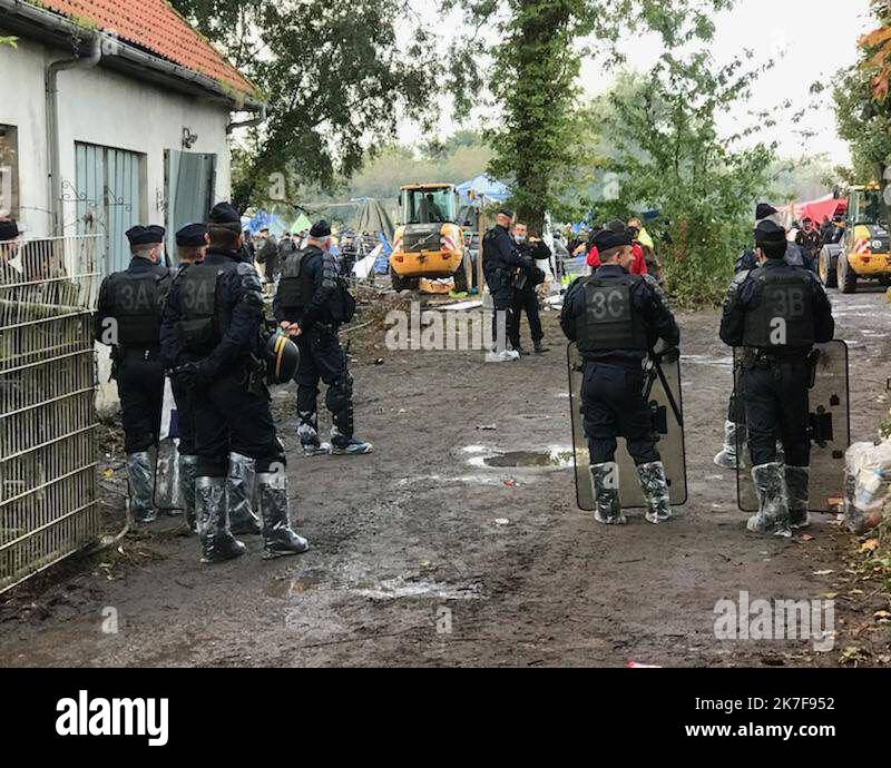 ©PHOTOPQR/VOIX DU Nord/Alexis CONSTANT ; ; le 14/10/2021 : Grande-Synthe: Plus de Six cents migrants installés derrière la sécherie évacués. CRS et Gendarmerie mobile ont évacué ce mercredi matin, 600 à 700 migrants qui s’étaient installés dans une clairière, derrière la sécherie de Grande-Synthe. Grande Synthe, Frankreich, oktober 14. 2021 600 Migranten evakuiert Stockfoto