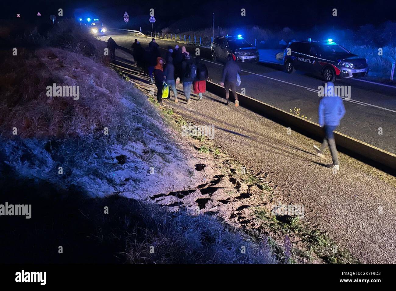 ©PHOTOPQR/VOIX DU Nord/Johan BEN AZZOUZ ; 15/10/2021 ; Wimereux, le 15 octobre 2021. UN passeur transportant des dizaines de migrants a été arrêté par la Police autour de 21h30 à la Pointe aux oies près du parking des allemands sur la D940. La Circulation a été coupée. Le présumé passeur est en Garde à vue, les autres migrants ont été laissés libre. FOTO JOHAN BEN AZZOUZ LA VOIX DU NORD WIMEREUX, 15. OKTOBER 2021. Ein Schmuggler mit Dutzenden von Migranten wurde von der Polizei gegen 9:30 Uhr auf der Pointe aux Oies in der Nähe des deutschen Parkplatzes am D940 verhaftet. Der Verkehr war unterbrochen. Die angeblichen Stockfoto