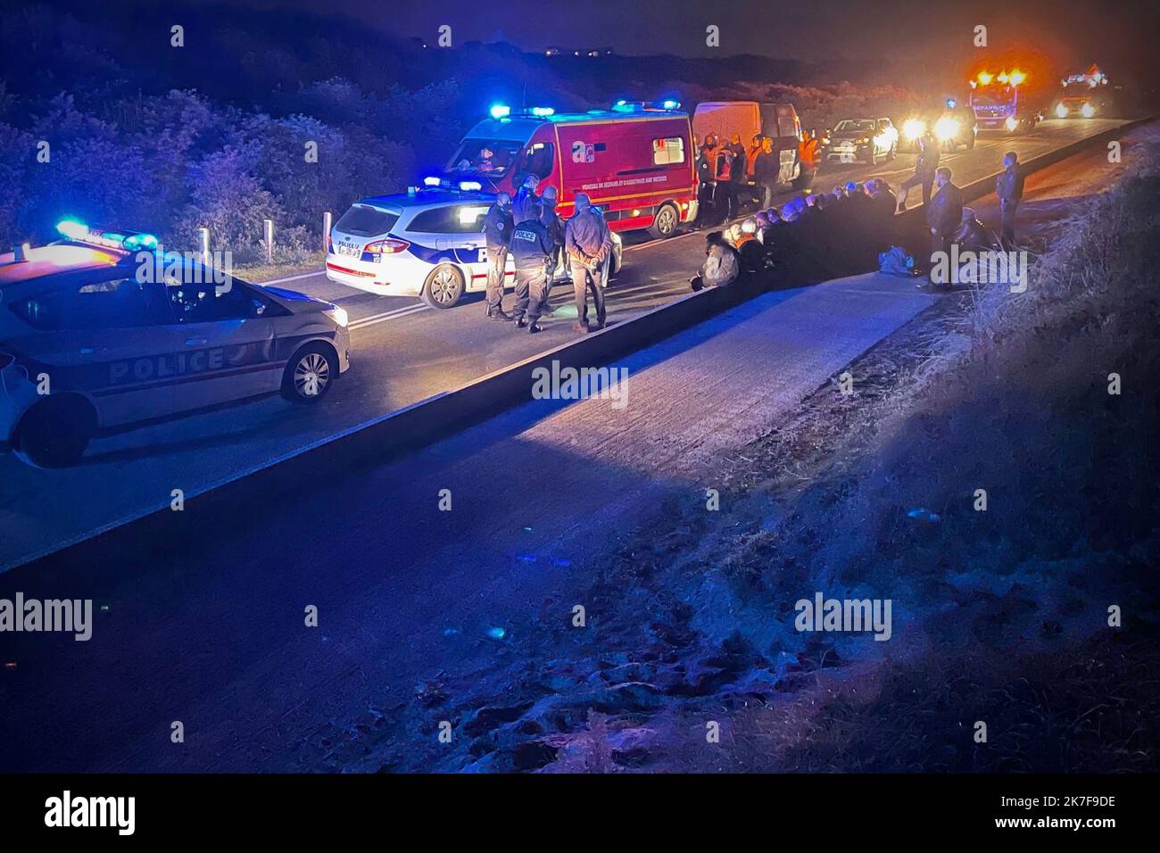 ©PHOTOPQR/VOIX DU Nord/Johan BEN AZZOUZ ; 15/10/2021 ; Wimereux, le 15 octobre 2021. UN passeur transportant des dizaines de migrants a été arrêté par la Police autour de 21h30 à la Pointe aux oies près du parking des allemands sur la D940. La Circulation a été coupée. Le présumé passeur est en Garde à vue, les autres migrants ont été laissés libre. FOTO JOHAN BEN AZZOUZ LA VOIX DU NORD WIMEREUX, 15. OKTOBER 2021. Ein Schmuggler mit Dutzenden von Migranten wurde von der Polizei gegen 9:30 Uhr auf der Pointe aux Oies in der Nähe des deutschen Parkplatzes am D940 verhaftet. Der Verkehr war unterbrochen. Die angeblichen Stockfoto