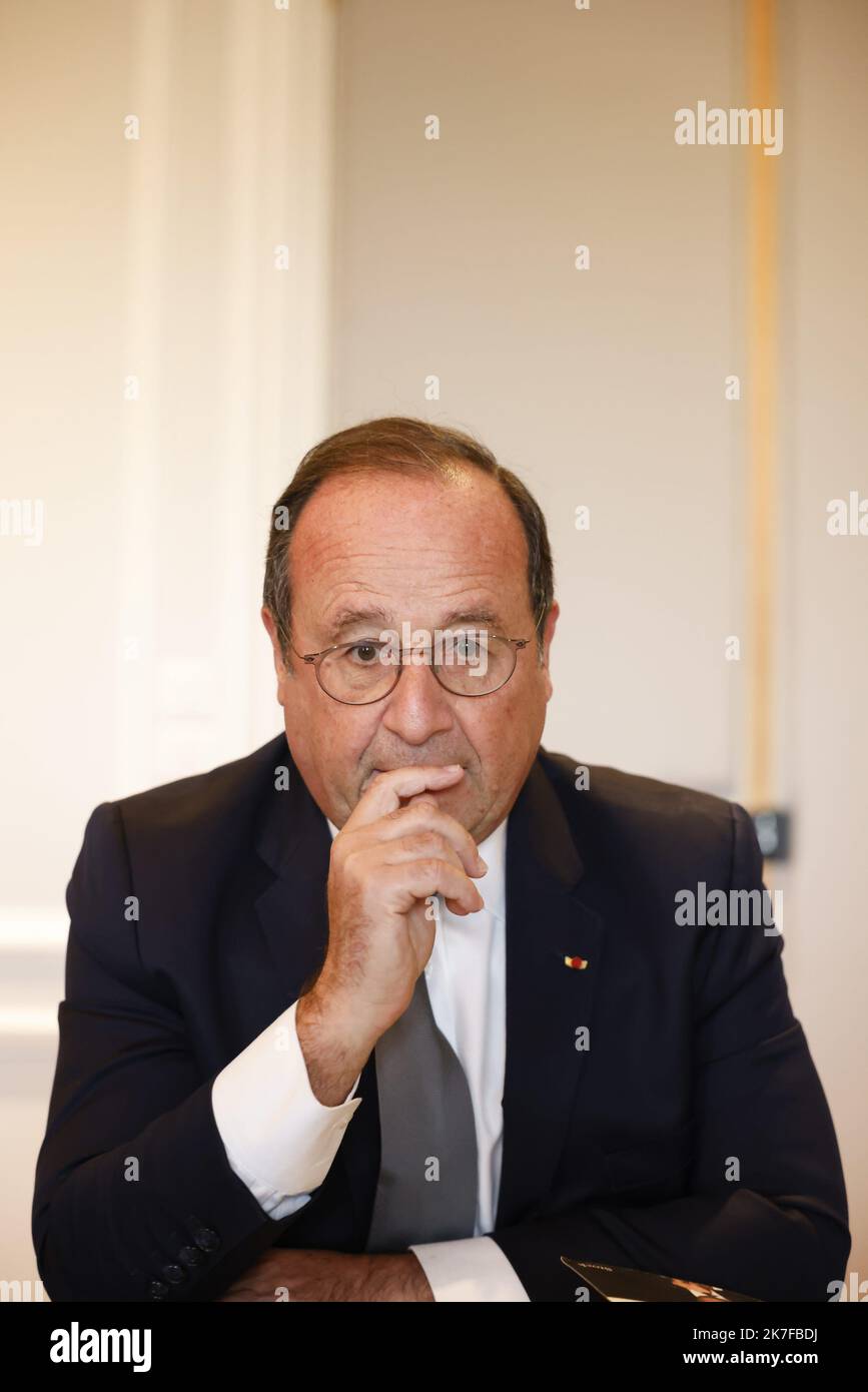 ©PHOTOPQR/LE PARISIEN/olivier corsan ; Paris ; 18/10/2021 ; Paris, Frankreich, le 18 octobre 2021. François Hollande, ancien président de la République, publie un nouveau livre à quelques mois de l'élection présidentielle. - Paris, Frankreich, oktober 18. 2021. Der ehemalige französische Präsident Francois Hollande in seinem Büro Stockfoto