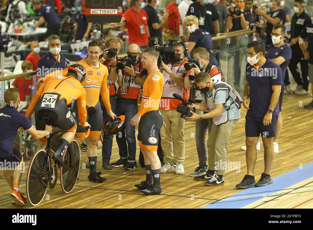 ©PHOTOPQR/LE COURRIER PICARD/HASLIN ; ROUBAIX ; 20/10/2021 ; 20/10/21 Championnats du monde cyclisme sur Piste Velodrome Jean Stablinski de Roubaix Finale de la vitesse par equipe hommes les Pays Bas vainqueur Van Den Berg Lavreysen Hoogland Foto Fred HASLIN Radweltmeisterschaften am 20. Oktober 2021 auf dem Velodrom Jean-Stablinski in Roubaix, Nordfrankreich. Stockfoto