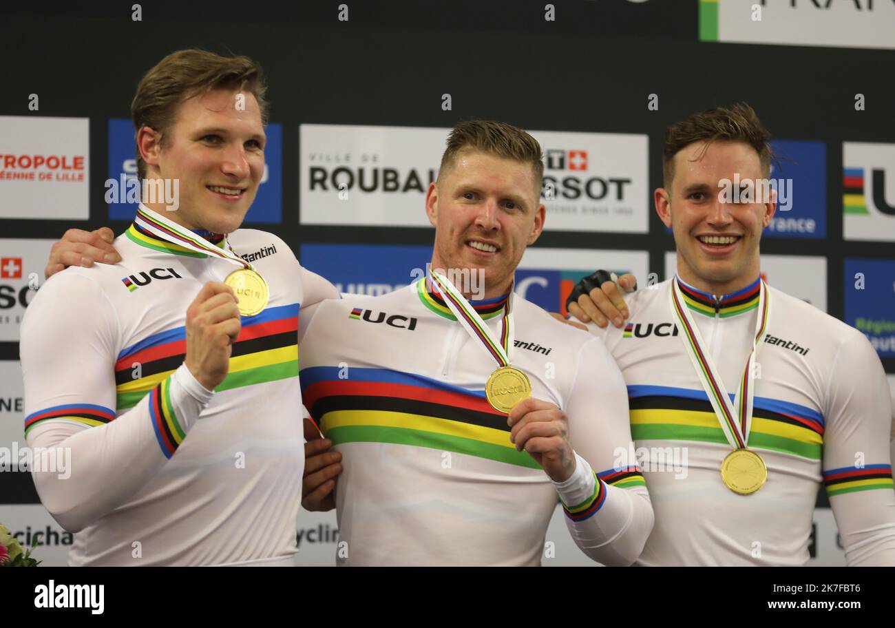 ©PHOTOPQR/LE COURRIER PICARD/HASLIN ; ROUBAIX ; 20/10/2021 ; 20/10/21 Championnats du monde cyclisme sur Piste velodrome Jean Stablinski de Roubaix Podium de la vitesse par equipe hommes les Pays Bas vainqueur Van Den Berg Lavreysen Hoogland Foto Fred HASLIN Radweltmeisterschaften am 20. Oktober 2021 auf dem Velodrom Jean-Stablinski in Roubaix, Nordfrankreich. Stockfoto