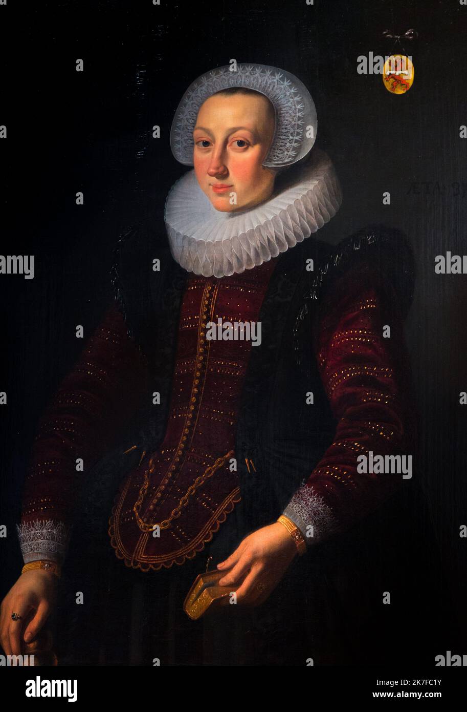 ©Active Museu/MAXPPP - ActiveMuseum 0005973.jpg / Portrait d'une jeune femme de la famille Warmond, de Layde, a l'age de 31 ans ( attribue a ) Joris Van Schooten 1610 - / Anonyme / Peinture Active Museum / Le Pictorium Schwarz, schwarzer Hintergrund, Blazon, Buch, Close-Medium Shot, Lipstick, Ruff, Strapless Kleid, traditionelle Kopfbedeckung, Vertikal, 16. Jahrhundert, Anonym, Malerei, Stockfoto