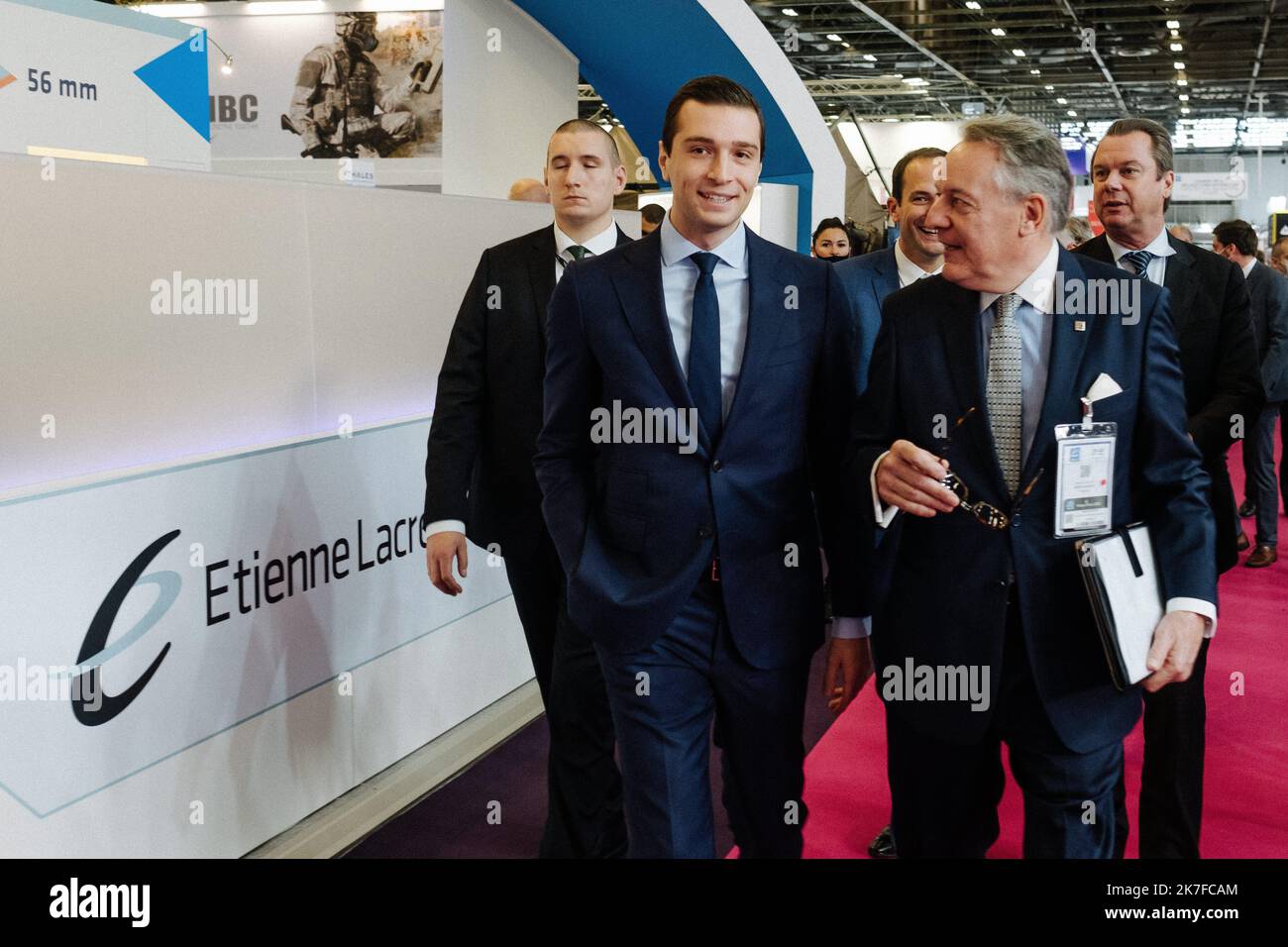 ©Jan Schmidt-Whitley/Le Pictorium/MAXPPP - Jordan Bardella, President du Rassemblement National, visite le Salon Milipol 2021 A Paris dans le cadre de la campagne pour les elections presidentielles de 2022 en France. MILIPOL Paris est un Salon professionnel consacre a la securite interieure des Etats, organize a Paris les annees impaires. Stockfoto