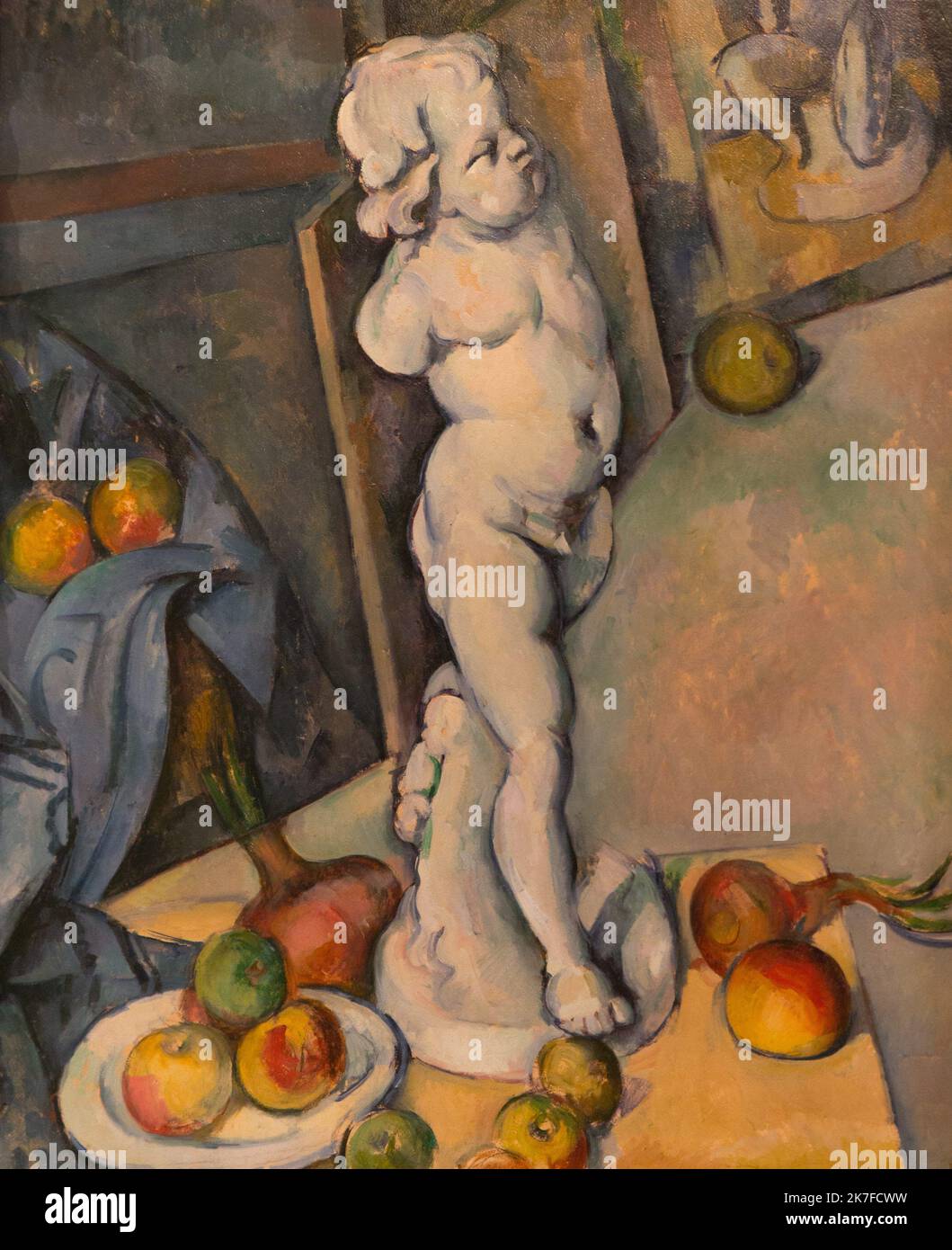 ©Active Museu/MAXPPP - ActiveMuseum 0006314.jpg / Nature morte avec le platre de Cupidon Nature morte complexe de Paul Cezanne. 1894 - / Paul Cezanne / Peinture Active Museum / Le Pictorium Blue, Körper, Amor, Obst, nackt, Gips, Teller, Postimpressionismus, Profil 3/4, Skulptur, Blatt, Raum (aera), Stillleben, Tisch, Gemüse, Vertikal, 19. Jahrhundert, Paul Cezanne, Malerei, Stockfoto