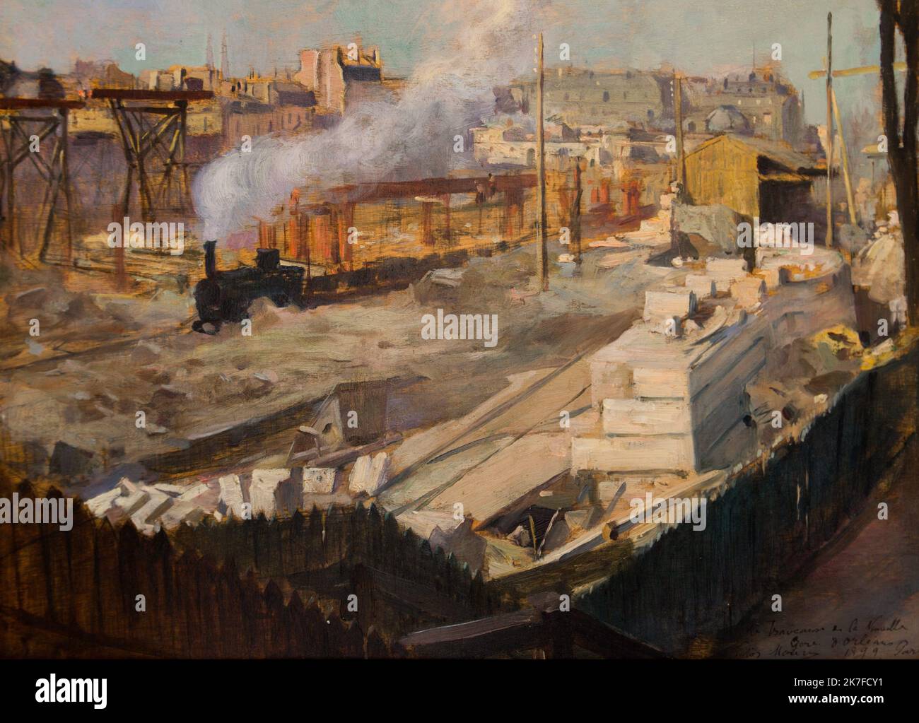 ©Active Museu/MAXPPP - ActiveMuseum 0006391.jpg / Les travaux de la nouvelle gare d'Orleans, quai d'Orsay (1899) C'est en prevision de l'Exposition universelle de 1900 que la ligne d'Orleans, qui aboutissait a l'actuelle gare d'Austerlitz, fut prolongee jusqu'au Centre de Paris. La nouvelle gare, Oeuvre de l'architecte Laloux, occupait l'emplacement de la Cour des comptes, incendiee par la Commune; depuis 1986, elle abrite le musee d'Orsay. 1899 - / Victor Marec / Peinture Active Museum / Le Pictorium Gebäude (), Bauarbeiten, Bauplatz, Horizontal, Rauch (), Bahnhof (Transport), T Stockfoto