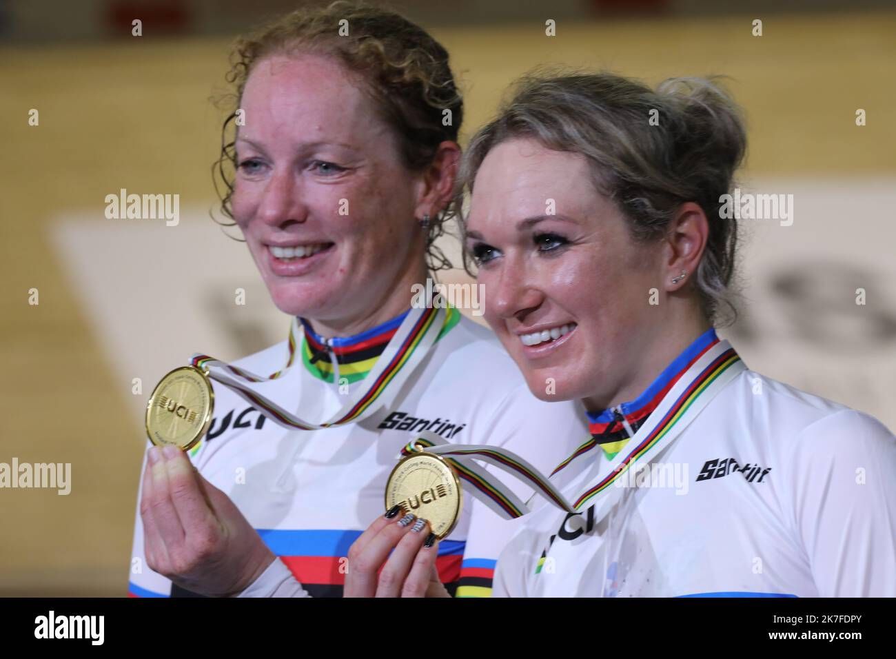 ©PHOTOPQR/LE COURRIER PICARD/HASLIN ; Roubaix ; 23/10/2021 ; 23/10/21 Championnats du monde cyclisme sur Piste velodrome Jean Stablinski de Roubaix Podium de l'epreuve de l'Americaine Madison femmes Amy PIETERS et Kirsten WILD championnes du monde Foto Fred HASLIN TRACK CYCLING ROUBAIX WELTMEISTERSCHAFT Stockfoto