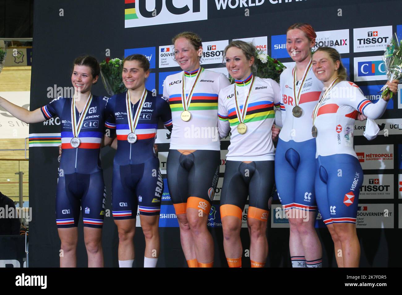 ©PHOTOPQR/LE COURRIER PICARD/HASLIN ; ROUBAIX ; 23/10/2021 ; 23/10/21 Championnats du monde cyclisme sur Piste velodrome Jean Stablinski de Roubaix Podium de l'epeuve de l'Americaine Madison femmes Clara COPPONI et Marie LE NET 2èmes Amy PIETERS et Kirsten WILD championnes du monde Katie ARCHIBALD et Neah EVANS 3èmes Foto Fred HASLIN TRACK CYCLING ROUBAIX WORLD CHAMPIONSHIPS Stockfoto