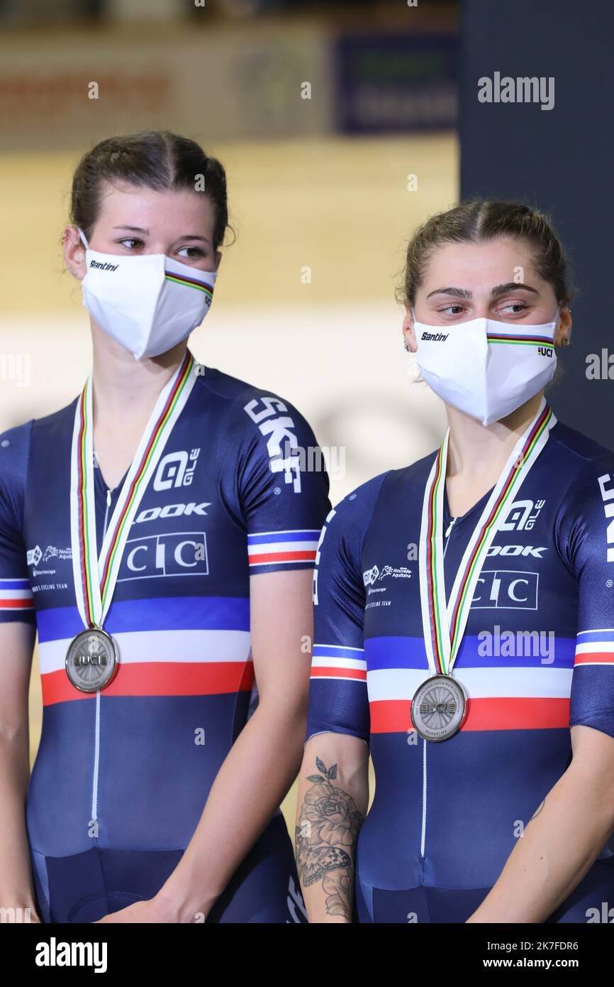 ©PHOTOPQR/LE COURRIER PICARD/HASLIN ; Roubaix ; 23/10/2021 ; 23/10/21 Championnats du monde cyclisme sur Piste velodrome Jean Stablinski de Roubaix Podium de l'epeuve de l'Americaine Madison femmes Clara COPPONI et Marie LE NET 2èmes Foto Fred HASLIN TRACK CYCLING ROUBAIX WORLD CHAMPIONSHIPS Stockfoto
