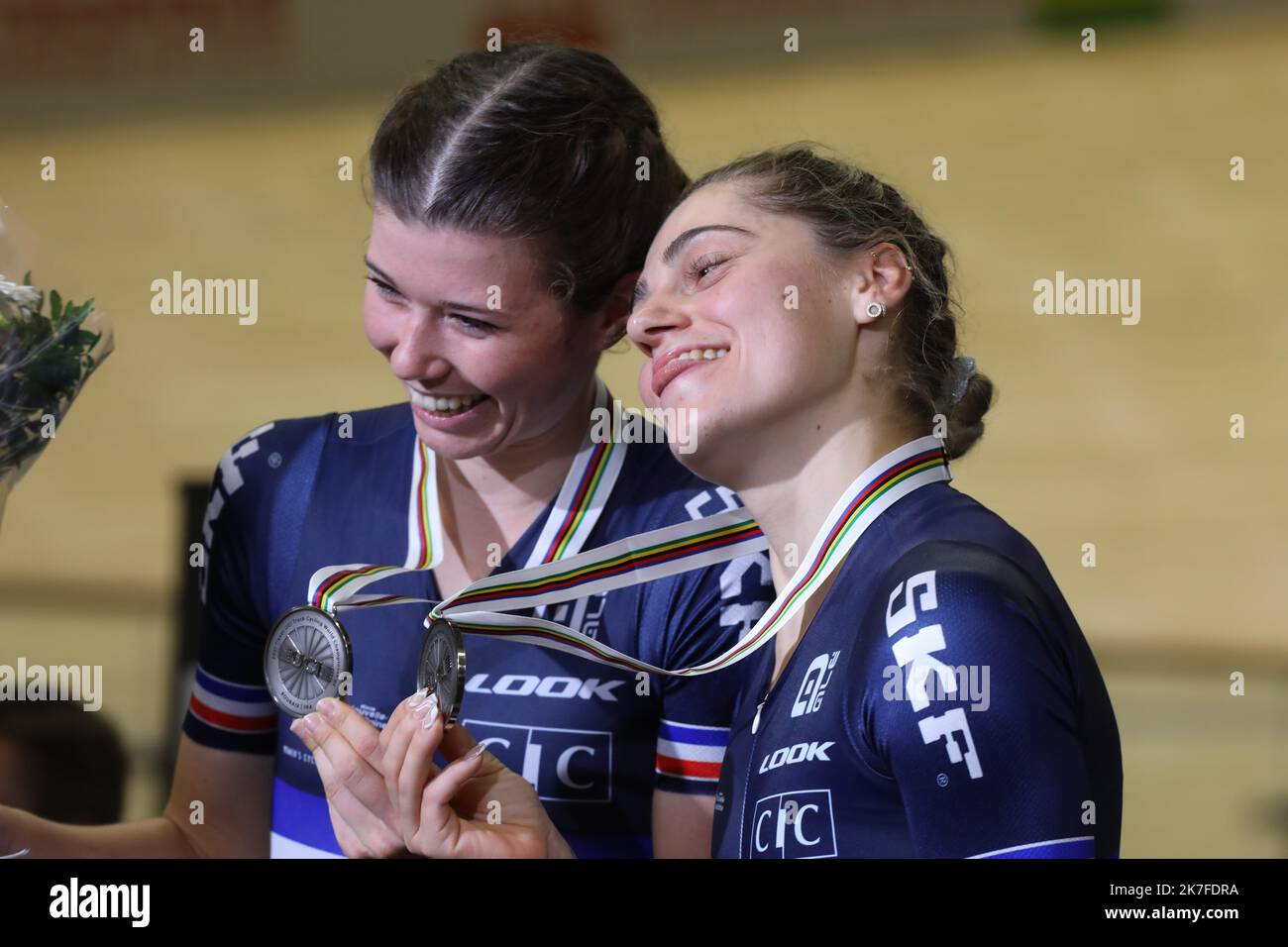©PHOTOPQR/LE COURRIER PICARD/HASLIN ; Roubaix ; 23/10/2021 ; 23/10/21 Championnats du monde cyclisme sur Piste velodrome Jean Stablinski de Roubaix Podium de l'epeuve de l'Americaine Madison femmes Clara COPPONI et Marie LE NET 2èmes Foto Fred HASLIN TRACK CYCLING ROUBAIX WORLD CHAMPIONSHIPS Stockfoto