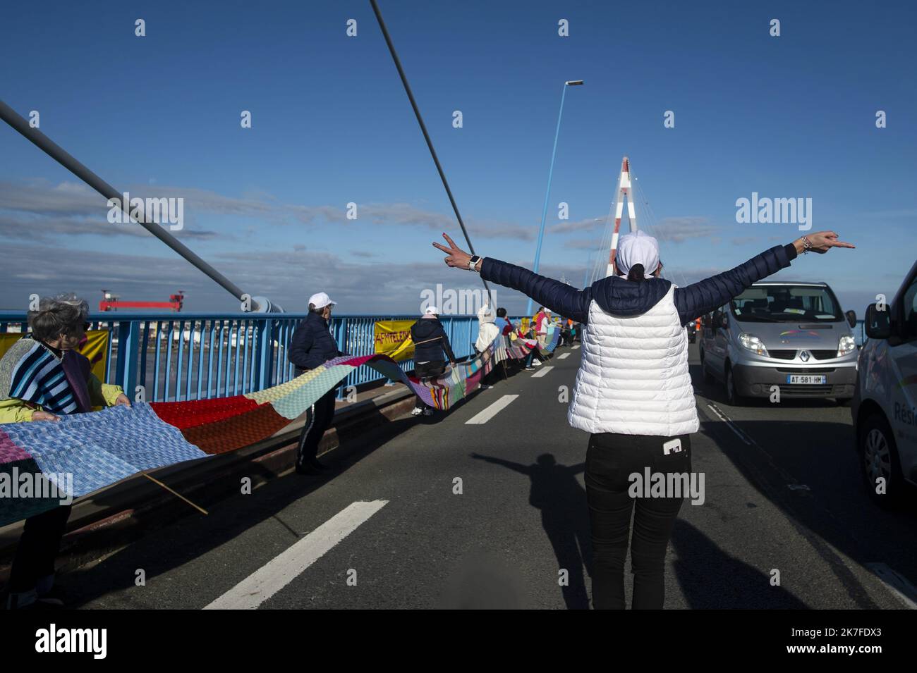 ©PHOTOPQR/PRESSE OCEAN/Olivier Lanrivain ; Saint Nazaire ; 24/10/2021 ; Téléthon. Le Tricothon, une écharpe en laine de 3 556 m a été déployé sur le pont de Saint-Nazaire par 500 bénévoles afin de récoulter des fonds, les tricots seront ensuite distribués pour faire des couvertures pour SDF. Photo Presse Océan-Olivier Lanrivain Wollschal, gestrickt für den Telethon in Saint Nazaire am 24. Oktober 2021 Stockfoto