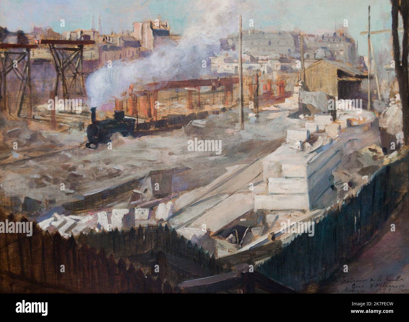 ©Active Museu/MAXPPP - ActiveMuseum 0006703.jpg / Les travaux de la nouvelle gare d'Orleans, quai d'Orsay C'est en prevision de l'Exposition universelle de 1900 que la ligne d'Orleans, qui aboutissait a l'actuelle gare d'Austerlitz, fut prolongee jusqu'au Centre de Paris. La nouvelle gare, Oeuvre de l'architecte Laloux, occupait l'emplacement de la Cour des comptes, incendiee par la Commune; depuis 1986, elle abrite le musee d'Orsay. 1899 - / Victor Marec / Peinture Active Museum / Le Pictorium Gebäude (), Bauarbeiten, Bauplatz, Horizontal, Rauch (), Bahnhof (Transport), Tank eng Stockfoto