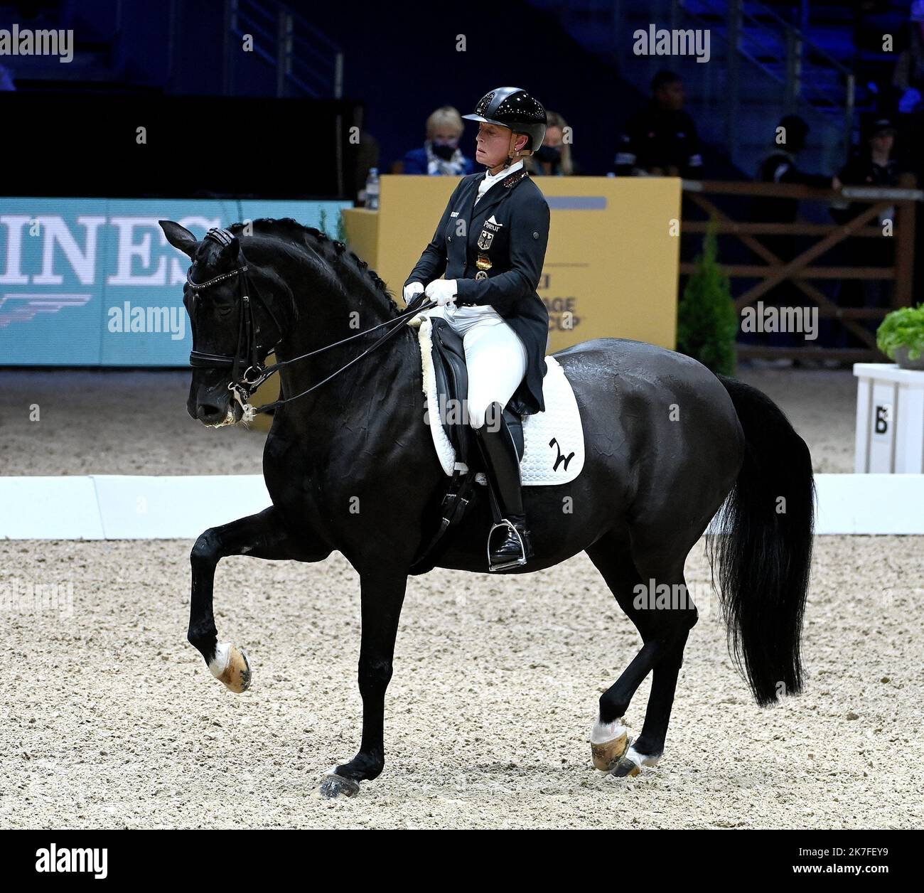 ©PHOTOPQR/LE PROGRES/Richard MOUILLAUD - Chassieu 29/10/2021 - LE 29/10/2021 Coupe du monde de Dressur -Equitation Coupe du monde de de Dressur Grand Prix Freestyle L' allemande Isabell Werth vainqueur de l' épreuve - FRANKREICH, Lyon Okt, 28 2021 der FEI Dressage World Cup in Lyon, Organisiert im Rahmen des Longines Equita Lyon International Equestrian Competition (30. Oktober - 3. November), werden die Zuschauer mit einer Reihe von renommierten Reitern verwöhnt, wie sie in französischen Dressurprüfungen selten zu sehen waren. Stockfoto