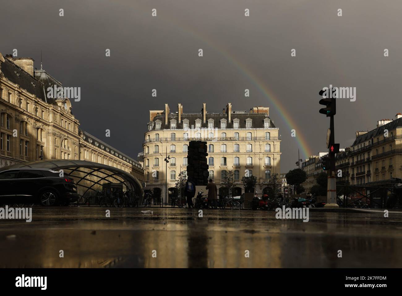 ©PHOTOPQR/LE PARISIEN/olivier corsan ; Paris ; 01/11/2021 ; Paris, Frankreich, le 1er novembre 2021. après la pluie un Arc en ciel est apparu sur Paris. - Paris, Frankreich, november 1. 2021. Das ganze Saint'sday Wetter in Paris, Regenbogen Stockfoto