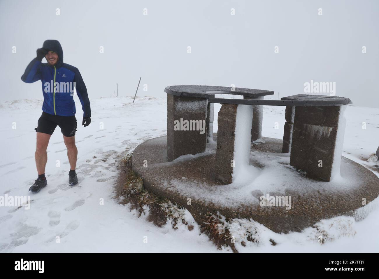 ©PHOTOPQR/L'ALSACE/Hervé KIELWASSER ; Soultzeren ; 02/11/2021 ; Les première neiges sont tombées ce matin à l'aube sur le Massif vosgien le 2 novembre 2021. UN traileur venu des Vosges surpris par la neige au sommet. - Erster Schnee im Nordosten Frankreichs, in Soultzeren, am 2. 2021. november Stockfoto