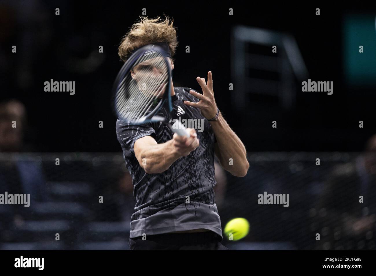 Alexis Sciard / IP3; Paris, Frankreich, 3. November 2021 - Alexander Zverev aus Deutschland war beim Rolex Paris Masters Tennisturnier in der zweiten Runde gegen Dusan Lajovic aus Serbien im Einsatz. Stockfoto