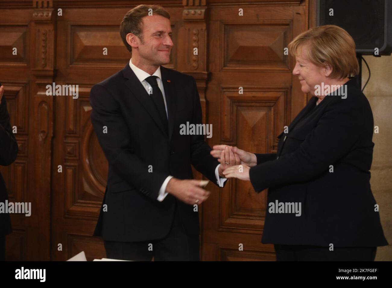 @ Pool/ JC Tardivon/Maxppp, Frankreich, Cote-d'Or, 03/11/2021 Deplacement d'Angela Merkel et d'Emmanuel Macron a Beaune. Ceremonie de remise de la Grand Croix de la Legion d'Honneur a Angela Merkel. Frankreichs Staatspräsident Emmanuel Macron, seine Frau Brigitte Macron , Bundeskanzlerin Angela Merkel , flankiert von ihrem Mann Joachim Sauer während der Zeremonie des Großkreuzes, der höchsten Auszeichnung der Legion d'Honneur, Frankreichs Hauptverehrung, in Beaune, Stockfoto