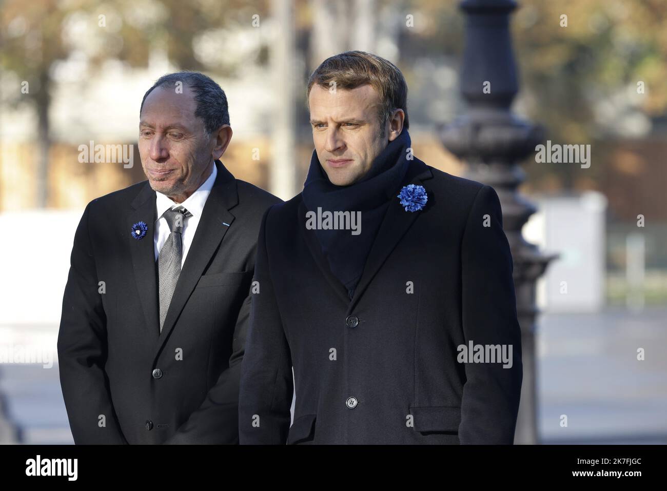 ©PHOTOPQR/LE PARISIEN/olivier corsan ; Paris ; 11/11/2021 ; Paris, Frankreich, le 11 novembre 2021. Emmanuel Macron , le président de la République, a Rendu Hommage à Georges Clémenceau, devant sa Statue au rond Point Georges Clémenceau sur les Champs Elysées juste avant les cérémonies du 11 novembre à l'Arc de Triomphe. Paris ; 11/11/2021; Paris, Frankreich, November 11, 2021. Emmanuel Macron, Präsident der Republik, würdigte Georges Clémenceau vor seiner Statue am Kreisverkehr Georges Clémenceau auf den Champs Elysees kurz vor den Feierlichkeiten im November 11 im Triumphbogen . Stockfoto