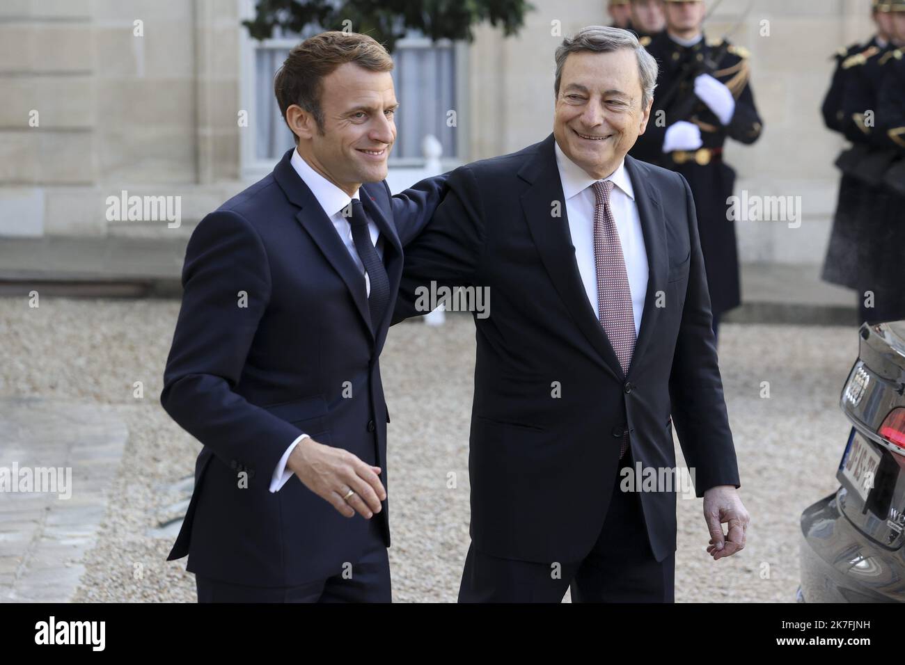 ©Sebastien Muylaert/MAXPPP - der französische Präsident Emmanuel Macron und der italienische Premierminister Mario Draghi haben sich nach ihrem Treffen im Elysee-Palast in Paris, Frankreich, getroffen. 12.11.2021 Stockfoto