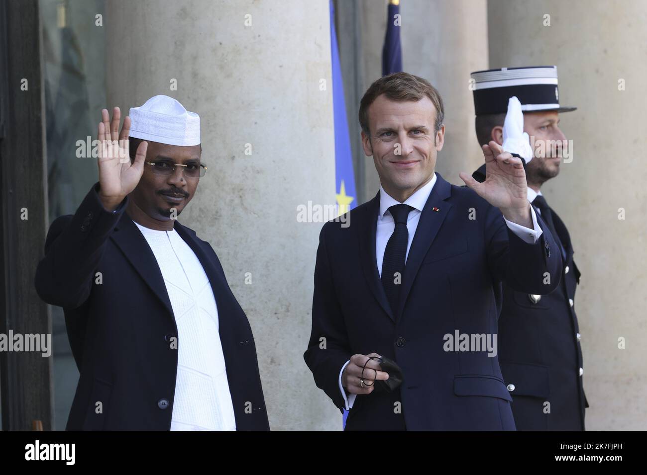 ©Sebastien Muylaert/MAXPPP - der französische Präsident Emmanuel Macron begrüßt den Präsidenten von Tschad Mahamat Idriss Deby vor dem Sahel-Krisentreffen im Elysee-Palast in Paris, Frankreich. 12.11.2021 Stockfoto