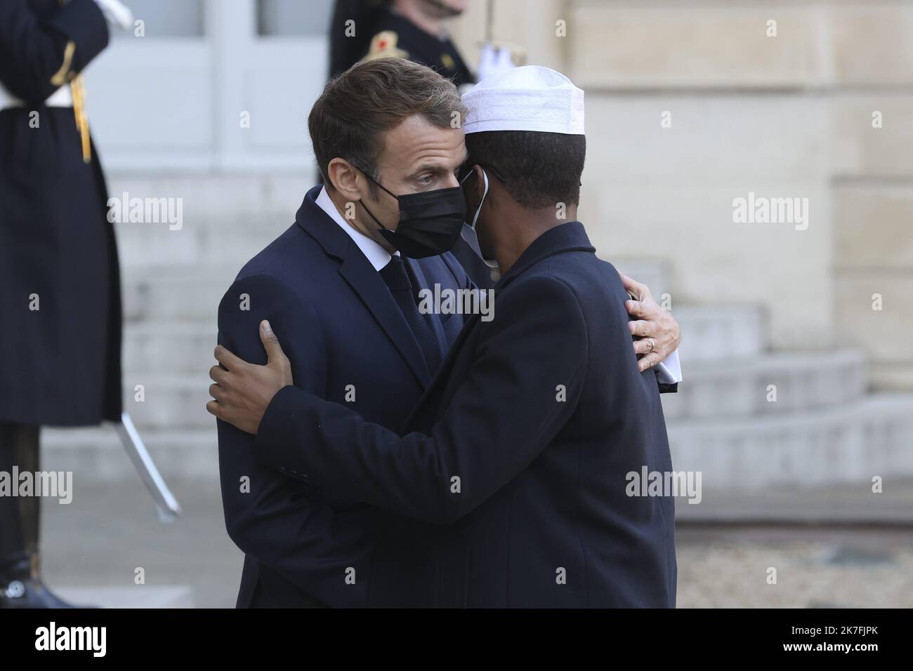 ©Sebastien Muylaert/MAXPPP - der französische Präsident Emmanuel Macron begrüßt den Präsidenten von Tschad Mahamat Idriss Deby vor dem Sahel-Krisentreffen im Elysee-Palast in Paris, Frankreich. 12.11.2021 Stockfoto