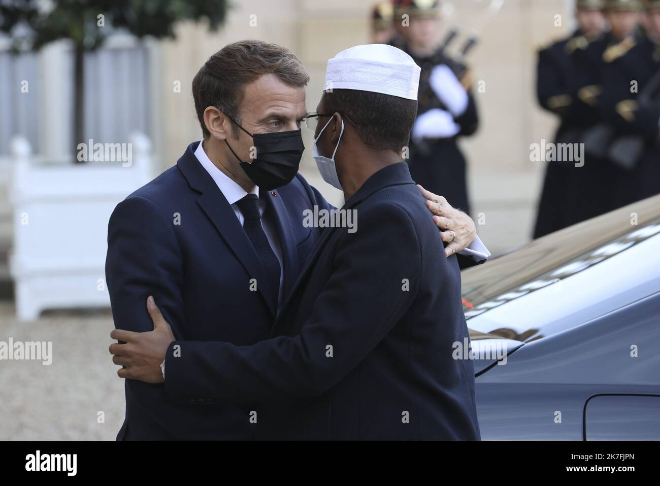 ©Sebastien Muylaert/MAXPPP - der französische Präsident Emmanuel Macron und der Präsident des Tschad Mahamat Idriss Deby nach dem Treffen der Sahelkrise im Elysee-Palast in Paris, Frankreich. 12.11.2021 Stockfoto