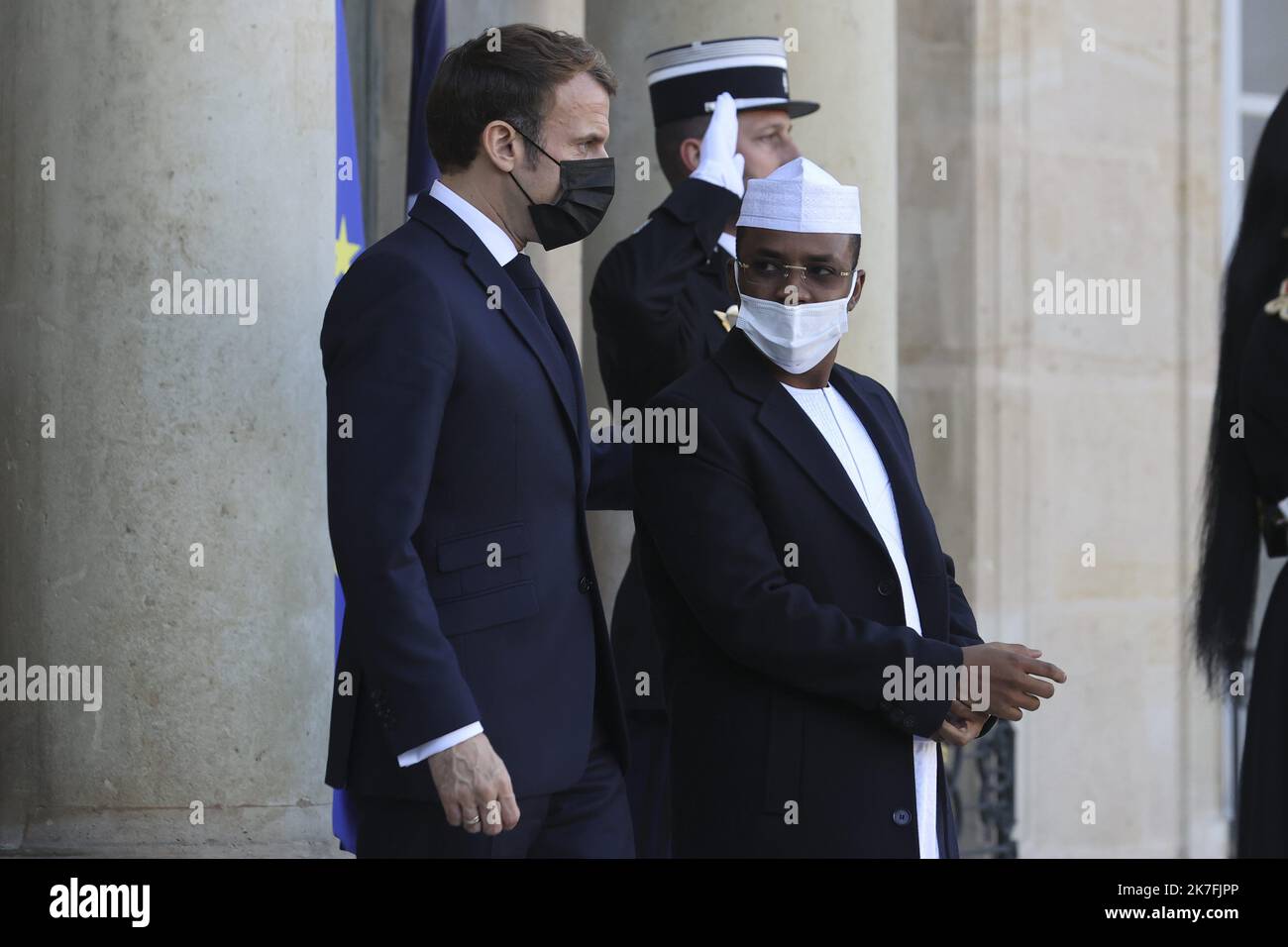 ©Sebastien Muylaert/MAXPPP - der französische Präsident Emmanuel Macron und der Präsident des Tschad Mahamat Idriss Deby nach dem Treffen der Sahelkrise im Elysee-Palast in Paris, Frankreich. 12.11.2021 Stockfoto