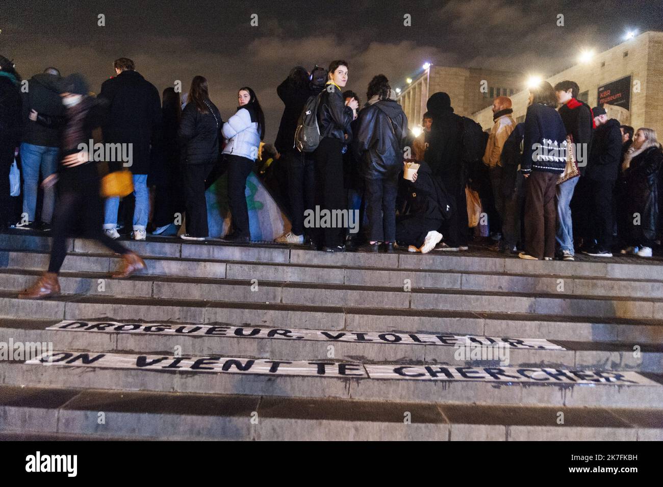 ©Nicolas Landemard / Le Pictorium/MAXPPP - A l'Appel de l'Union feministe inclusive Autogeree (UFIA), plusieurs centaines de personnes se sont rassemblee place de l'albertine dans la capitale belge. UN rassemblement qui appelait egalement au boykottieren des Bars, Cafés et autres lieux festifs de la nuit, dans la Suite du mouvement #balancetonbar, qui fait tache d'huile non seulement en Belgique Mais egalement dansl es pays voisins. A l'origine Depuis plusieurs semaines, les temoignages de femmes ayant subies des abus dans ou de la part de serveurs de Cafés et de Bars se multiplient sur les reseau Stockfoto