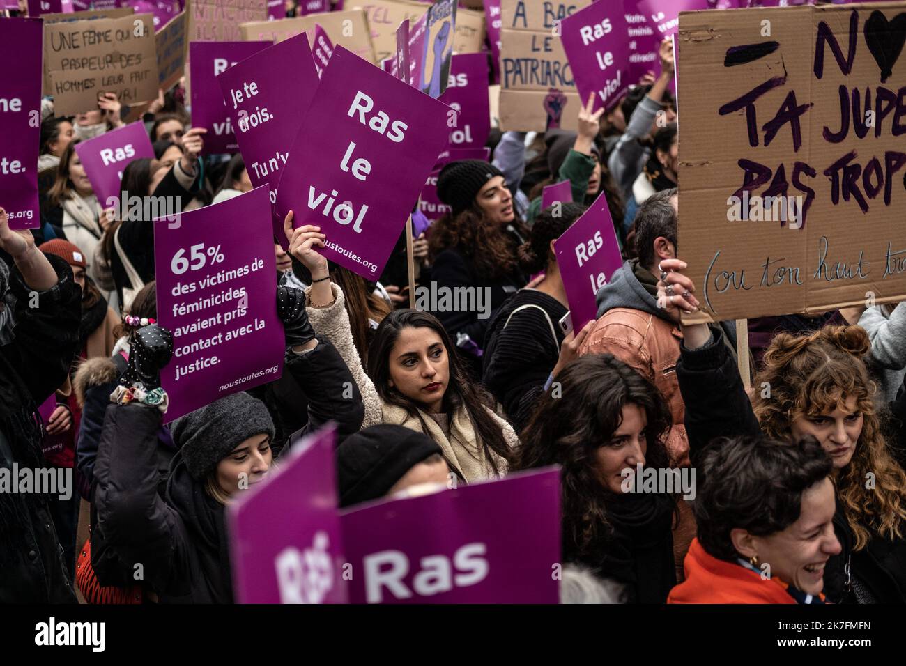 ©Sadak Souici / Le Pictorium/MAXPPP - Sadak Souici / Le Pictorium - 20/11/2021 - Frankreich / Ile-de-France / Paris - La marche 'Nous toutes' a l'appel de nombreuses Associations, syndicats et partis politiques, Contre les violences faites aux femmes se deroule a Paris samedi 20 novembre 2021 / 20/11/2021 - Frankreich / Ile-de-France (Region) / Paris - am Samstag, dem 20. November 2021, findet in Paris der marsch "Wir alle" statt, der auf den Aufruf vieler Verbände, Gewerkschaften und politischer Parteien gegen Gewalt gegen Frauen eingeht Stockfoto