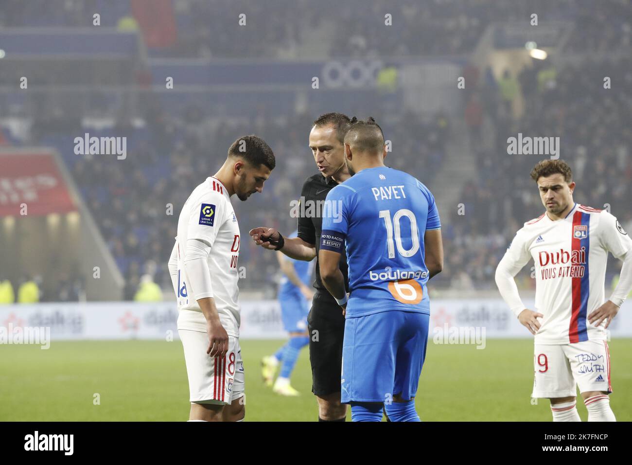 â©PHOTOPQR/LA PROVENCE/SPEICH Frederic ; Lyon ; 20/11/2021 ; Fußball : Championnat de France Ligue 1 (L1) uber eats 14e journee Spiel : Olympique Lyonnais OL - OM (Olympique de Marseille) au Groupama Stadium de Decines (Rhone) Vorfall PAYET Blessure Jet de Projektil nov 21. 2021. Fußball / französischer 1. Liga-Championshit zwischen Marseille und Lyon. Stockfoto