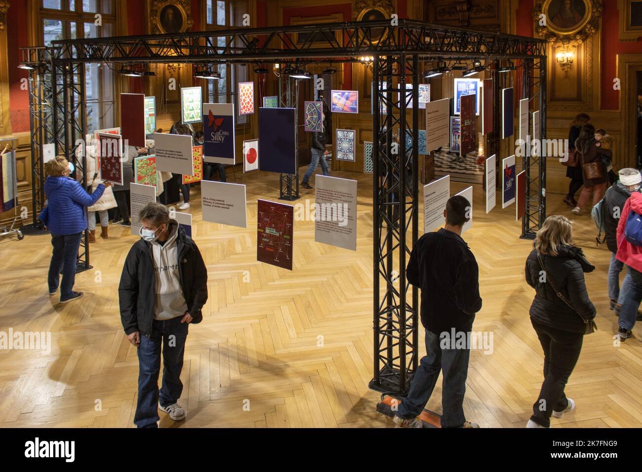 ©Maryne Djouri / Le Pictorium/MAXPPP - Maryne Djouri / Le Pictorium - 21/11/2021 - Frankreich / Rhone Alpes / Lyon - Le 21 Novembre 2021 s'est deroule le Salon de la Soie au Palais de la Bourse dans le 2eme Arrondissement de Lyon. / 21/11/2021 - Frankreich / Rhone Alpes / Lyon - am 21. November 2021 fand der Salon de la Soie im Palais de la Bourse im 2.. Bezirk von Lyon statt. Stockfoto