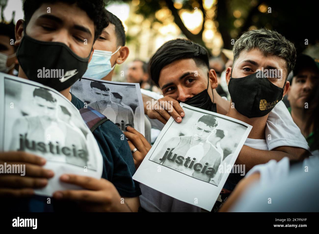 ©Alejo Manuel Avila/ Le Pictorium/MAXPPP - Alejo Manuel Avila/ Le Pictorium - 22/11/2021 - Argentinien / Buenos Aires / Buenos Aires - Une mobilization a eu lieu devant le Palais de Justice, ou la famille, les amis et les voisins de Lucas Gonzalez di par des Policiers, Avec des bougies et des affiches, ont demande que toute la lumiere soit faite sur le meurtre du jeune homme. / 22/11/2021 - Argentinien / ? Buenos Aires ? / ? Buenos Aires ? - Eine Mobilisierung fand vor dem Justizpalast statt, wo Familie, Freunde und Nachbarn von Lucas Gonzalez von Polizisten mit Kerzen getötet wurden Stockfoto