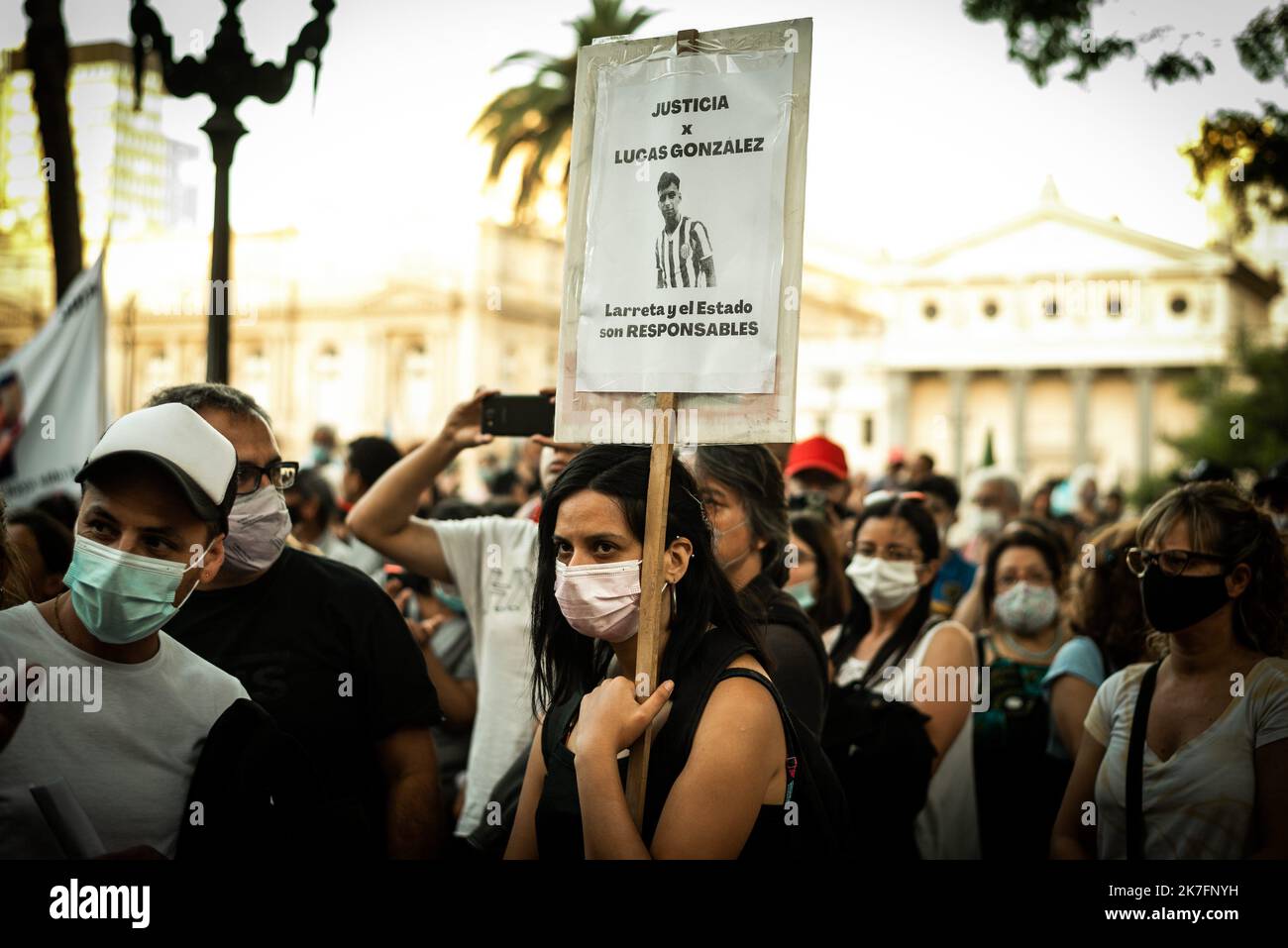 ©Alejo Manuel Avila/ Le Pictorium/MAXPPP - Alejo Manuel Avila/ Le Pictorium - 22/11/2021 - Argentinien / Buenos Aires / Buenos Aires - Une mobilization a eu lieu devant le Palais de Justice, ou la famille, les amis et les voisins de Lucas Gonzalez di par des Policiers, Avec des bougies et des affiches, ont demande que toute la lumiere soit faite sur le meurtre du jeune homme. / 22/11/2021 - Argentinien / ? Buenos Aires ? / ? Buenos Aires ? - Eine Mobilisierung fand vor dem Justizpalast statt, wo Familie, Freunde und Nachbarn von Lucas Gonzalez von Polizisten mit Kerzen getötet wurden Stockfoto