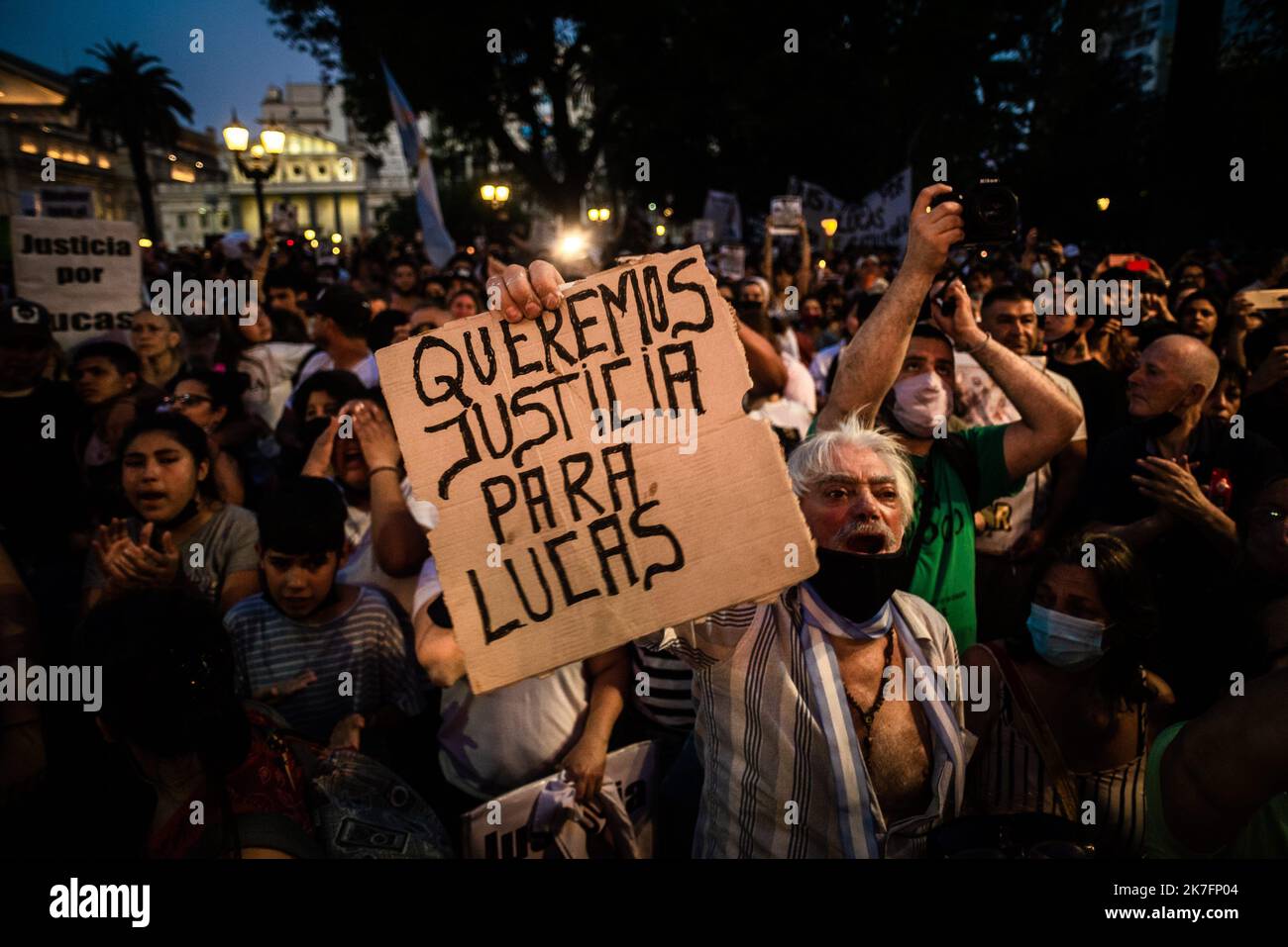 ©Alejo Manuel Avila/ Le Pictorium/MAXPPP - Alejo Manuel Avila/ Le Pictorium - 22/11/2021 - Argentinien / Buenos Aires / Buenos Aires - Une mobilization a eu lieu devant le Palais de Justice, ou la famille, les amis et les voisins de Lucas Gonzalez di par des Policiers, Avec des bougies et des affiches, ont demande que toute la lumiere soit faite sur le meurtre du jeune homme. / 22/11/2021 - Argentinien / ? Buenos Aires ? / ? Buenos Aires ? - Eine Mobilisierung fand vor dem Justizpalast statt, wo Familie, Freunde und Nachbarn von Lucas Gonzalez von Polizisten mit Kerzen getötet wurden Stockfoto