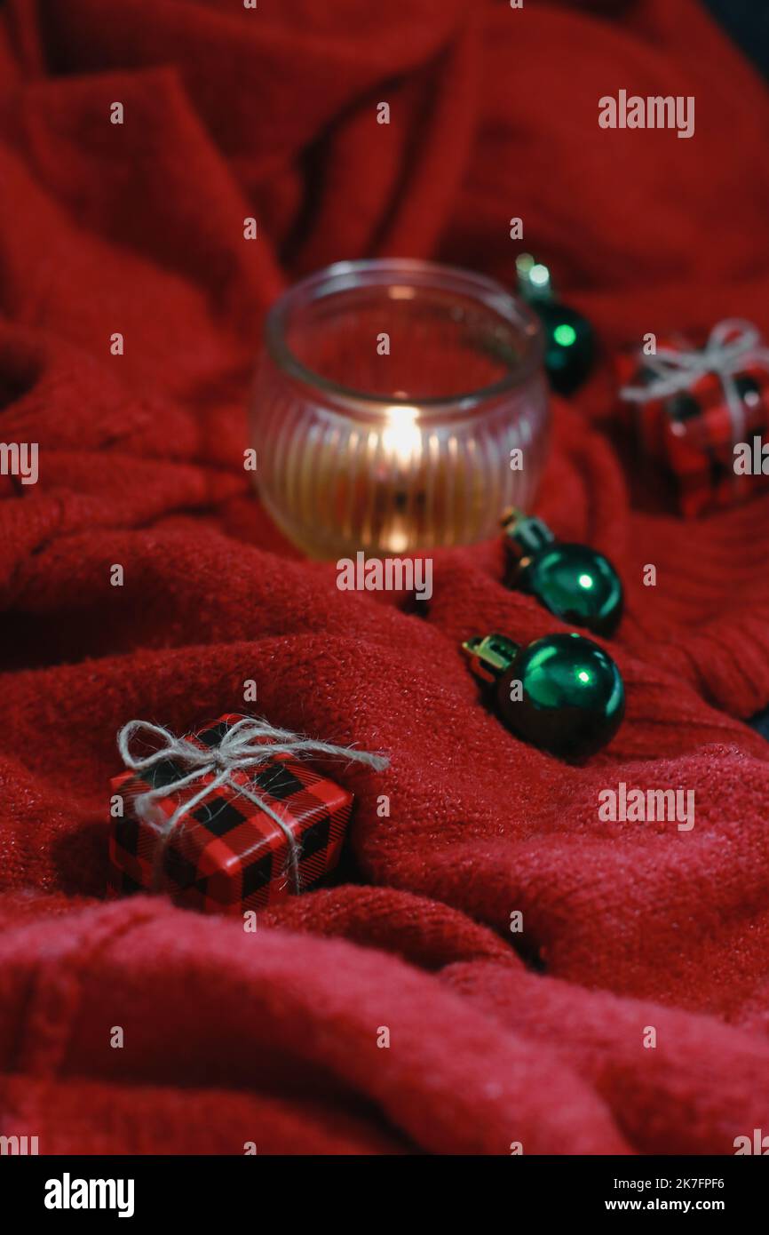 Nahaufnahme des Weihnachtsdekor auf roter Strickdecke Stockfoto