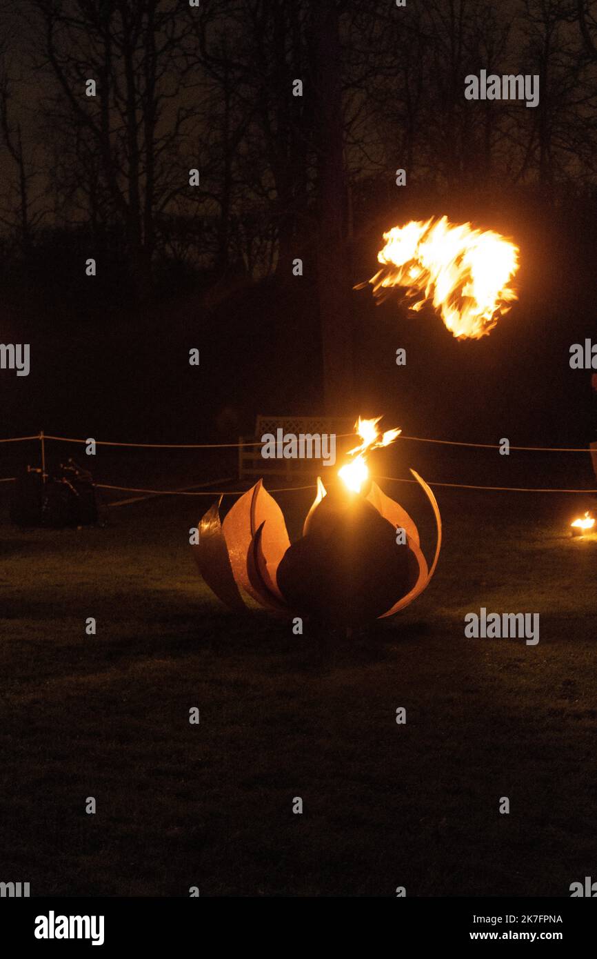 ©Maryne Djouri / Le Pictorium/MAXPPP - Maryne Djouri / Le Pictorium - 25/11/2021 - Frankreich / Ile-de-France / Ile-de-France - 'Le jardin de feu'. Les eclairages de Noel dans le domaine national de Saint-Cloud dans les Hauts de seine pour 'Lumiere en seine'. / 25/11/2021 - Frankreich / Ile-de-France (Region) / Ile-de-France (Region) - 'der Garten des Feuers'. Weihnachtslichter im Nationalbereich von Saint-Cloud in der Hauts de seine für „Lumiere en seine“. Stockfoto
